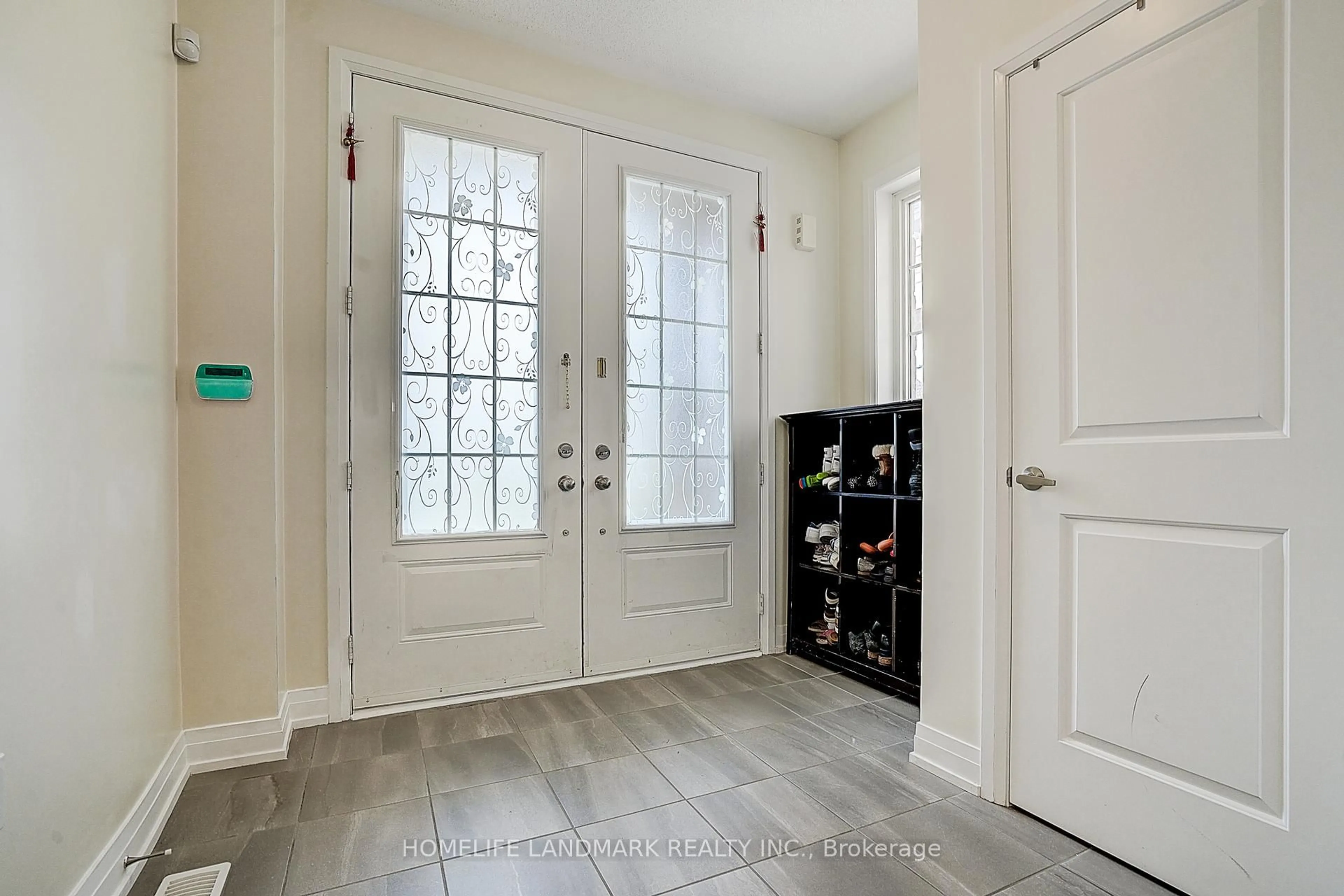 Indoor entryway for 21 Hayeraft St, Whitby Ontario L1P 0C6