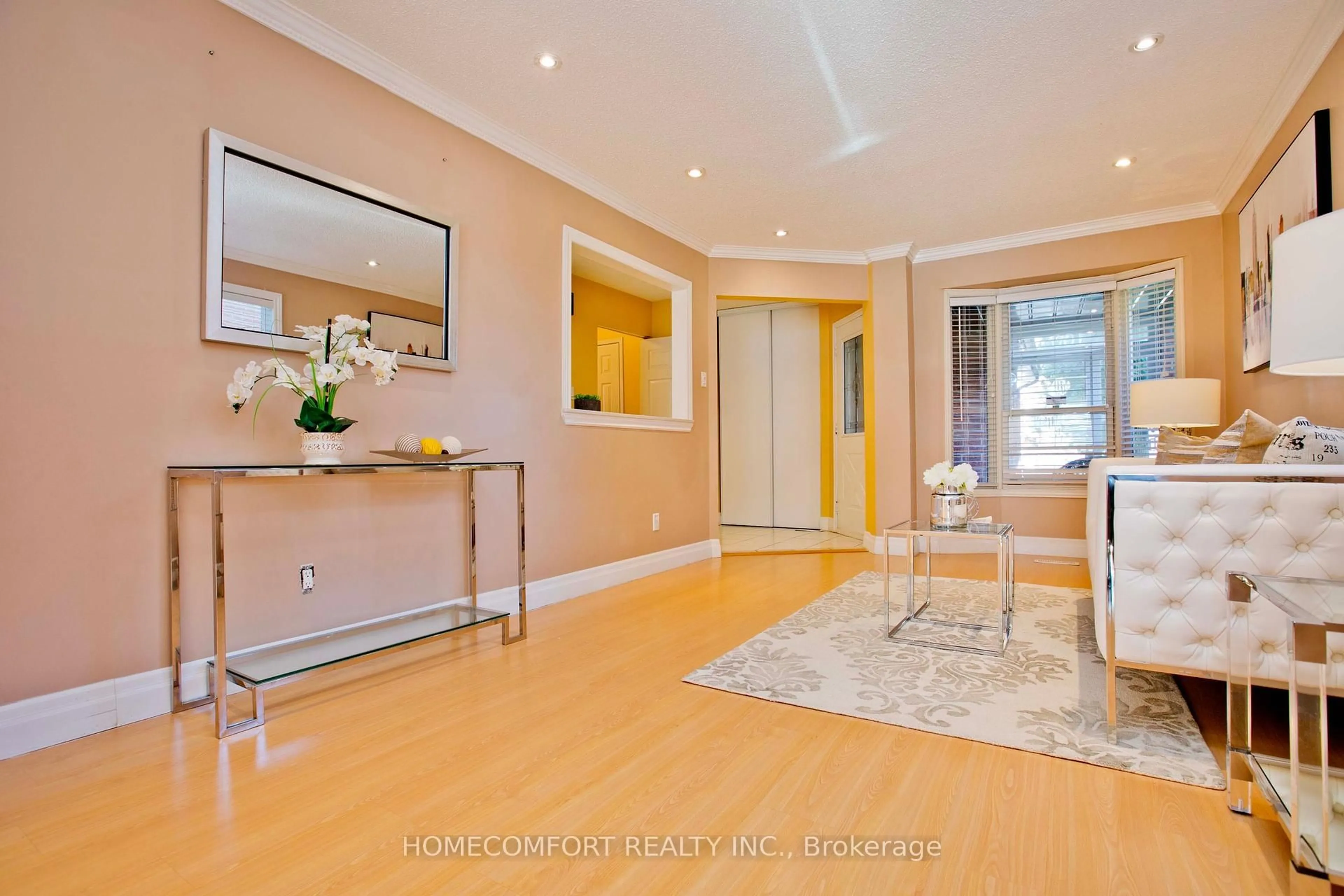 Indoor foyer for 100 Nettlecreek Cres, Toronto Ontario M1V 4K9
