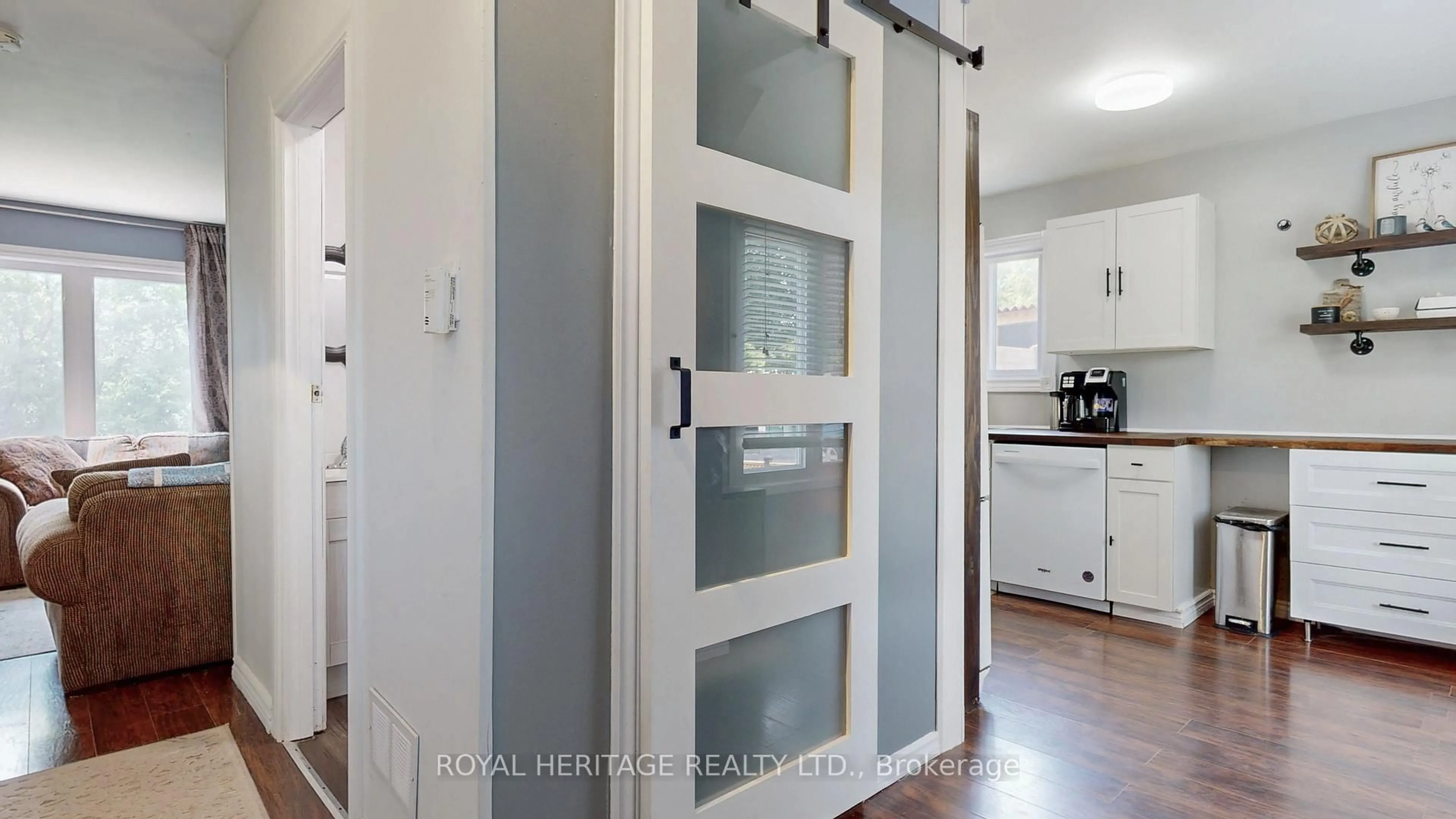 Indoor entryway for 621 Cobblehill Dr, Oshawa Ontario L1K 1Y6