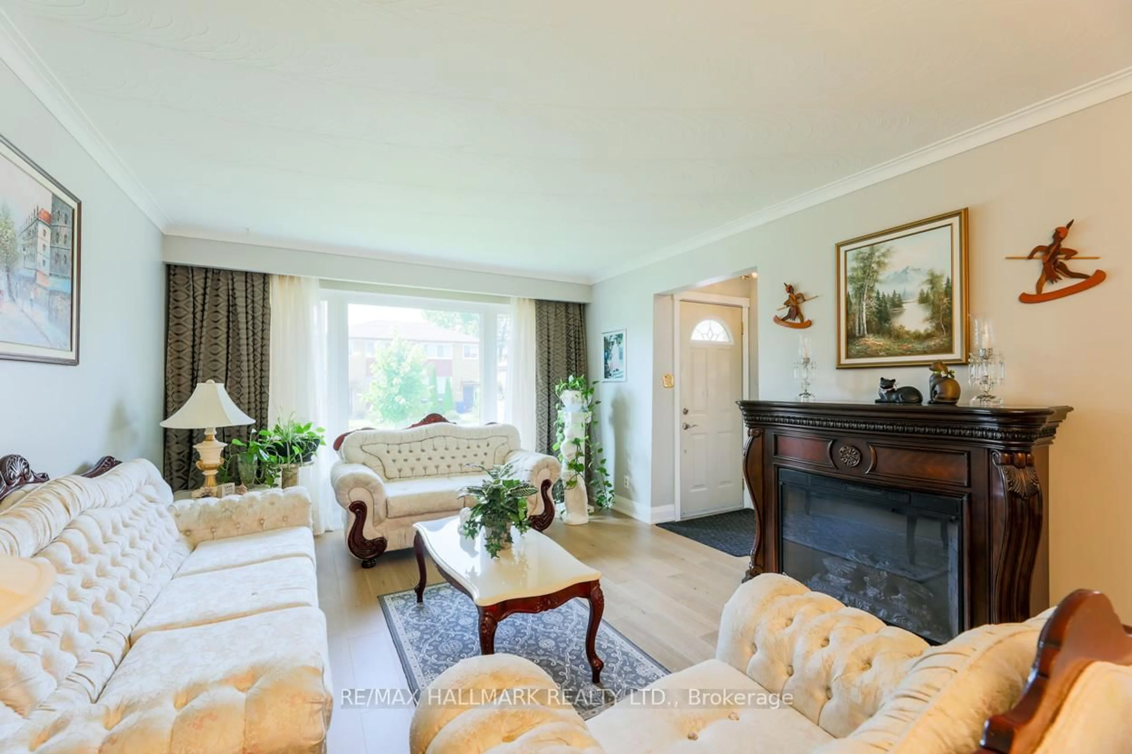 Living room with furniture, wood/laminate floor for 118 Newport Ave, Toronto Ontario M1L 1J5