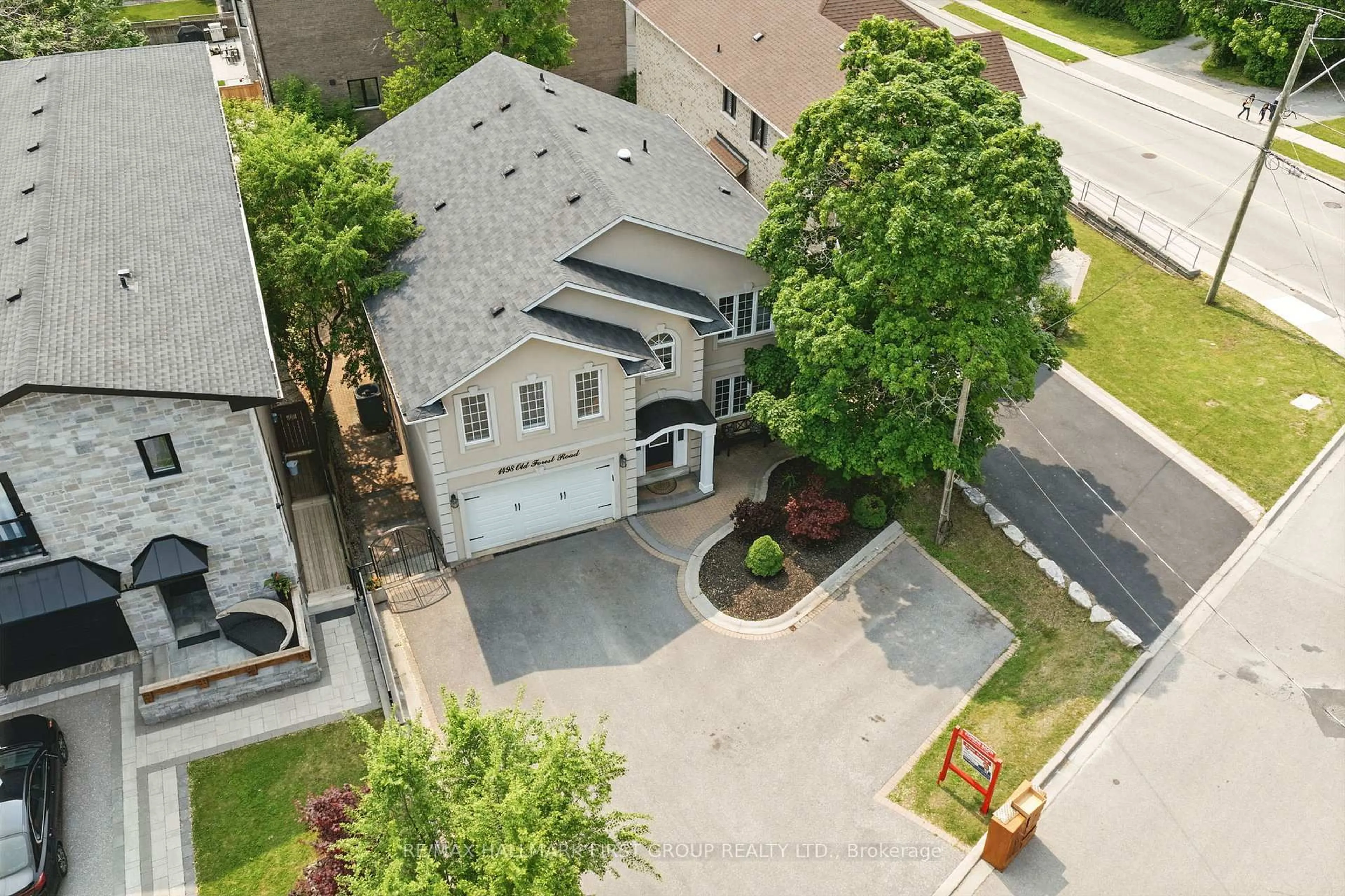 A pic from outside/outdoor area/front of a property/back of a property/a pic from drone, street for 1498 Old Forest Rd, Pickering Ontario L1V 1P1