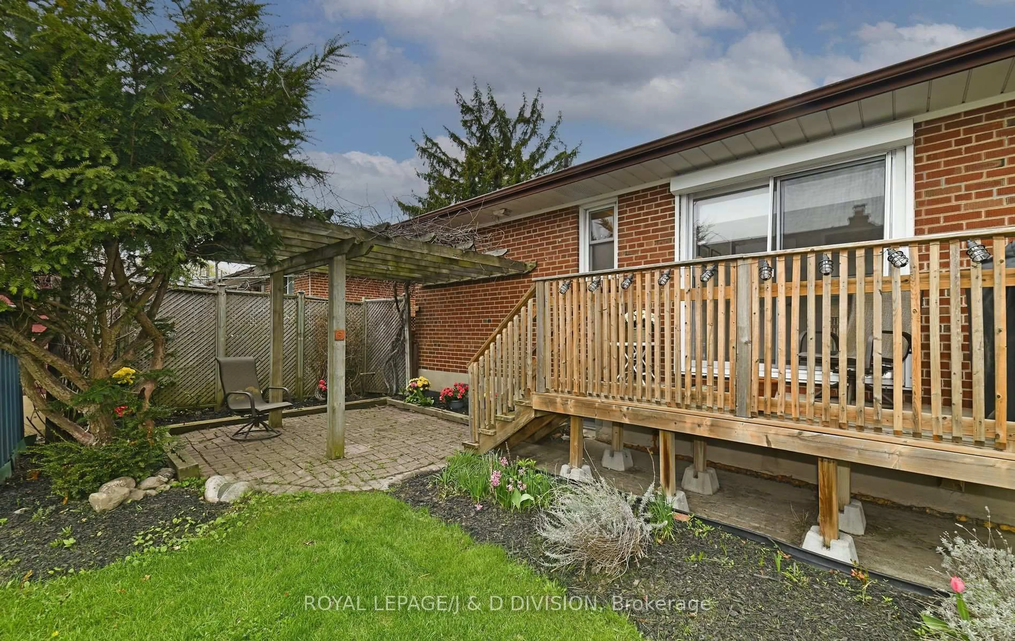 A pic from outside/outdoor area/front of a property/back of a property/a pic from drone, street for 19 Brian Ave, Toronto Ontario M1R 3J1