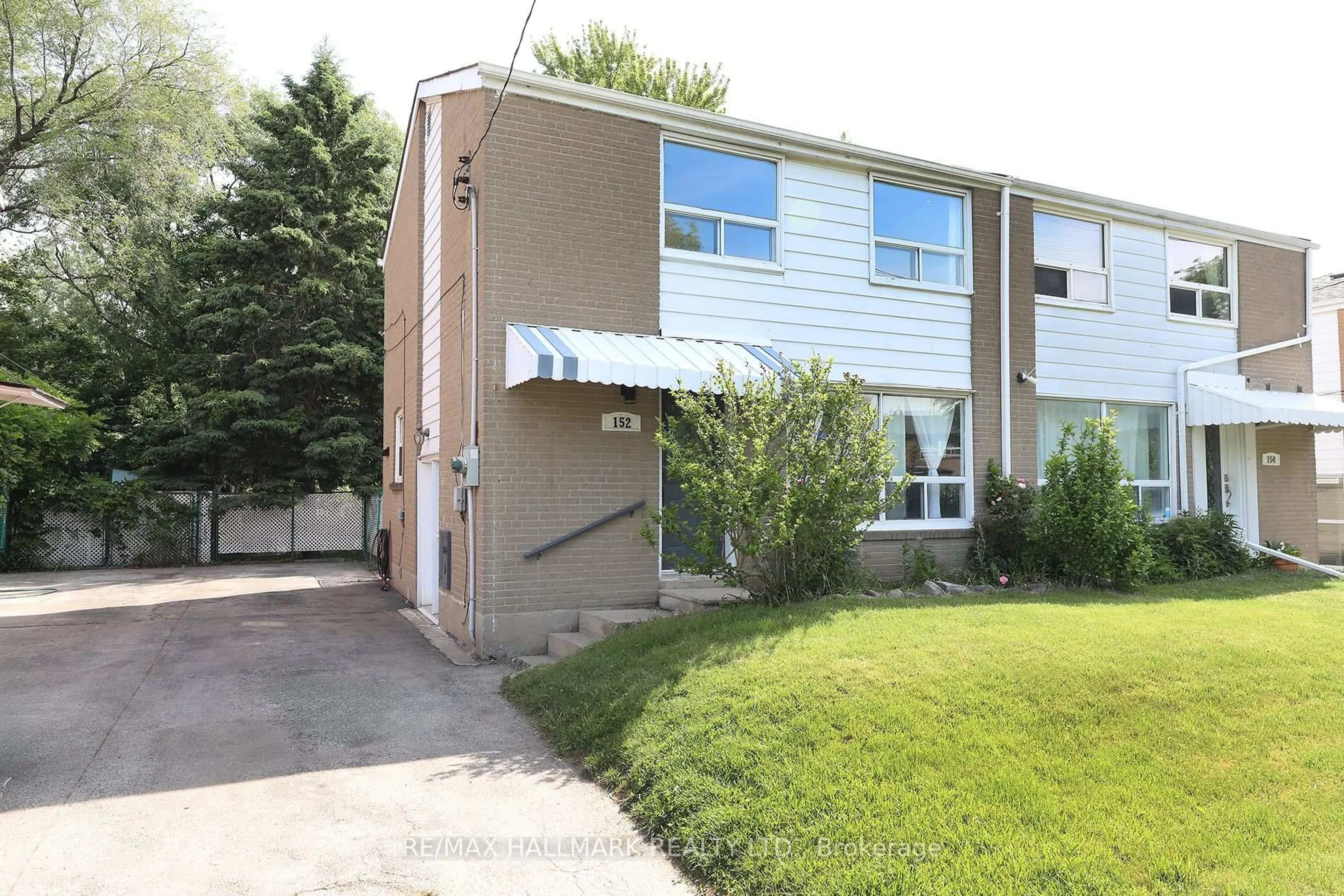 Home with vinyl exterior material, street for 152 Woodfern Dr, Toronto Ontario M1K 2L5