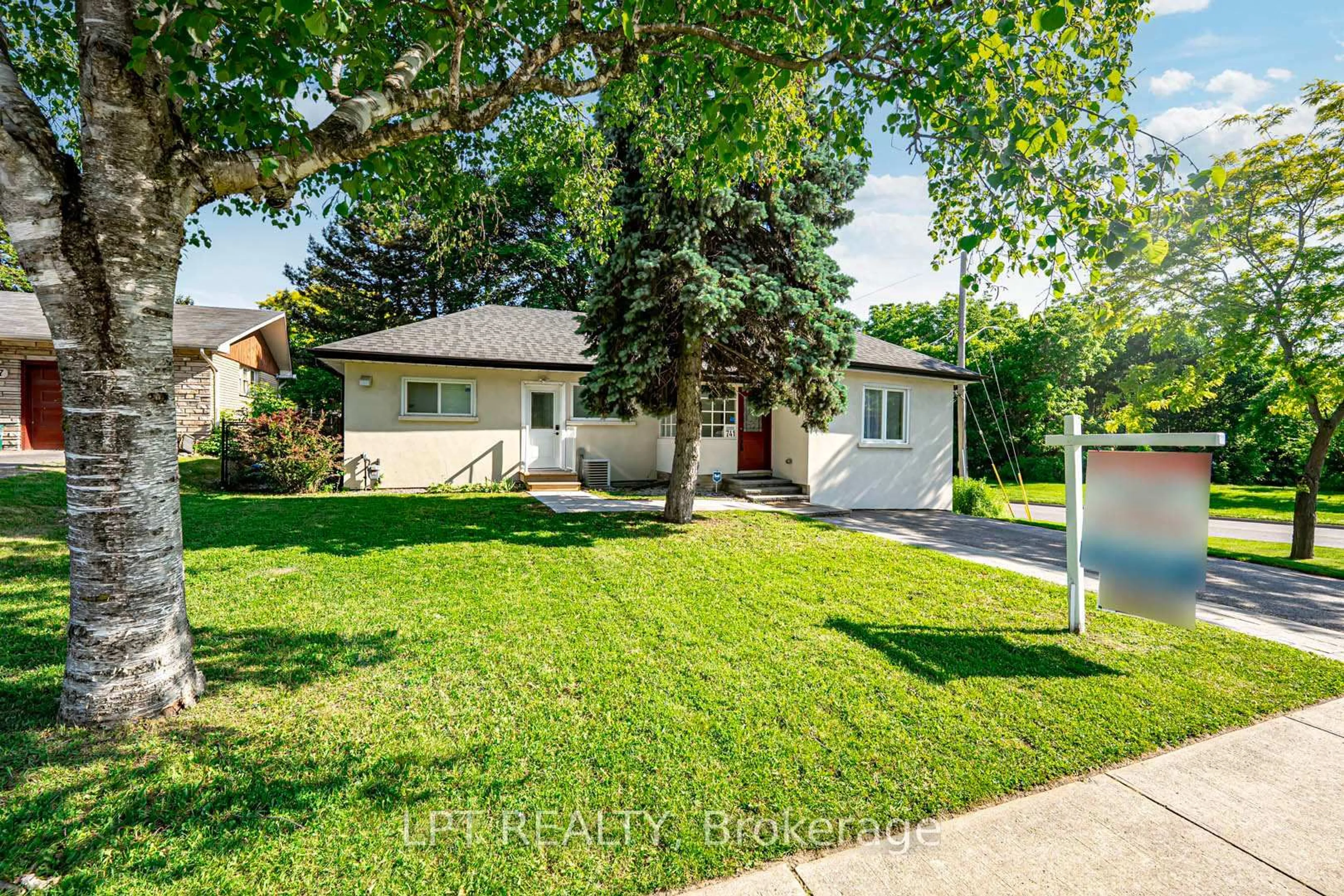 A pic from outside/outdoor area/front of a property/back of a property/a pic from drone, street for 741 King St, Oshawa Ontario L1H 1H1