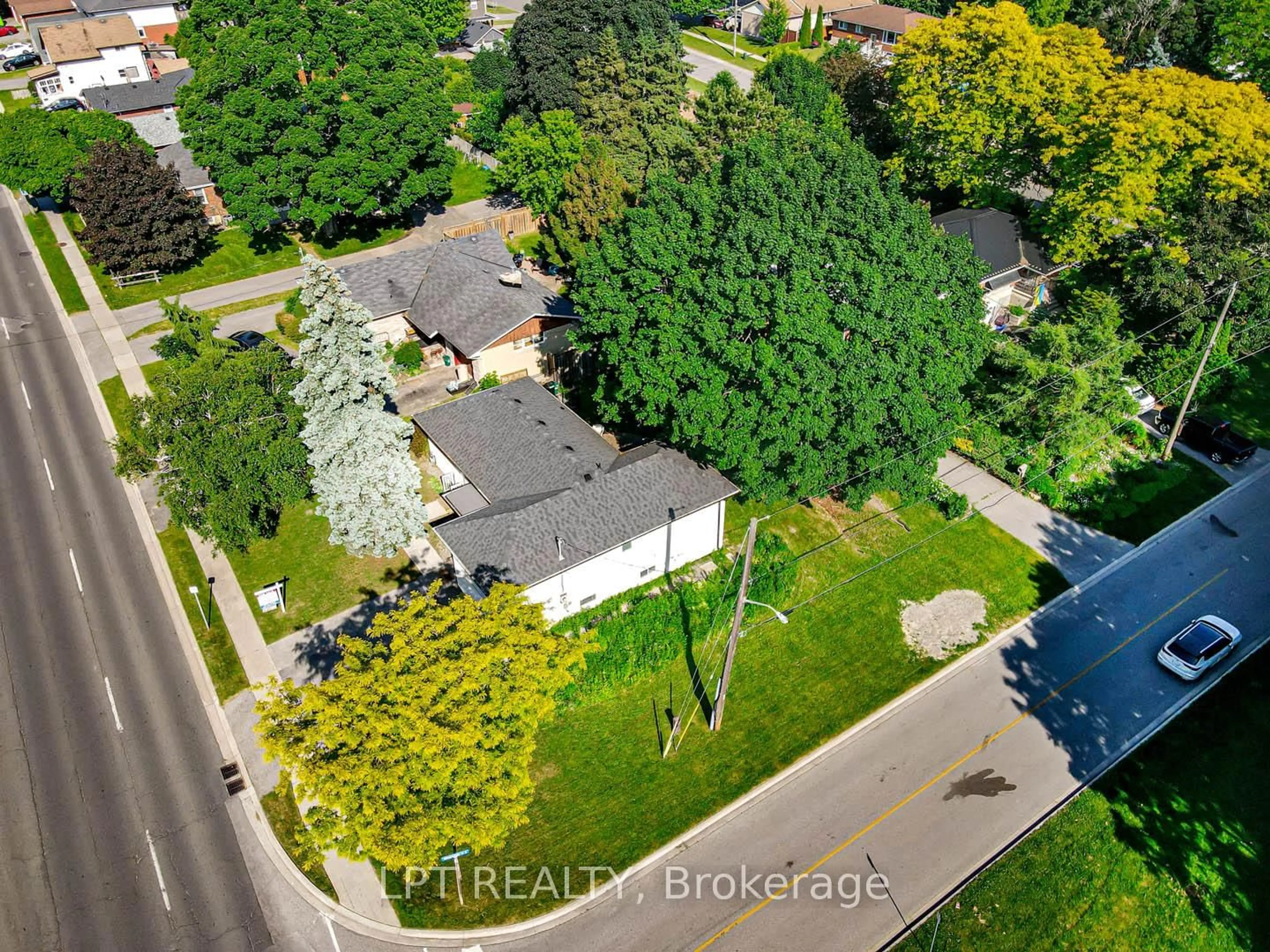 A pic from outside/outdoor area/front of a property/back of a property/a pic from drone, street for 741 King St, Oshawa Ontario L1H 1H1