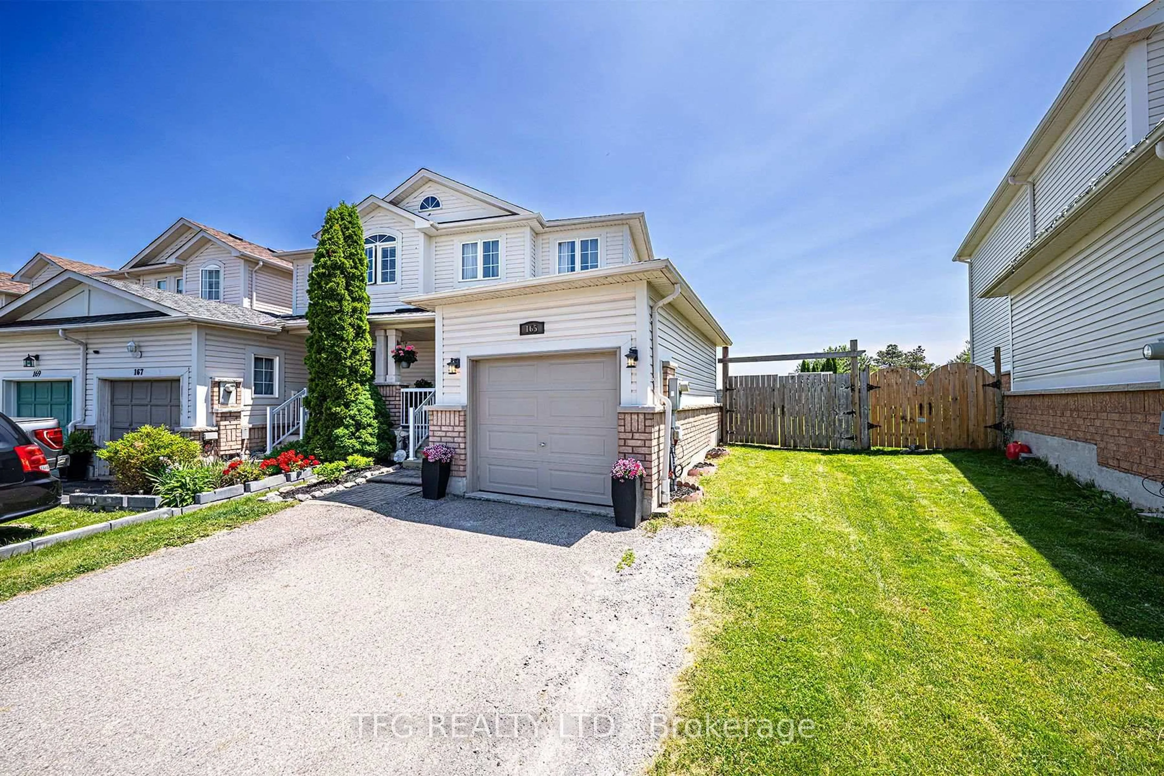 A pic from outside/outdoor area/front of a property/back of a property/a pic from drone, street for 165 Scottsdale Dr, Clarington Ontario L1C 5L3