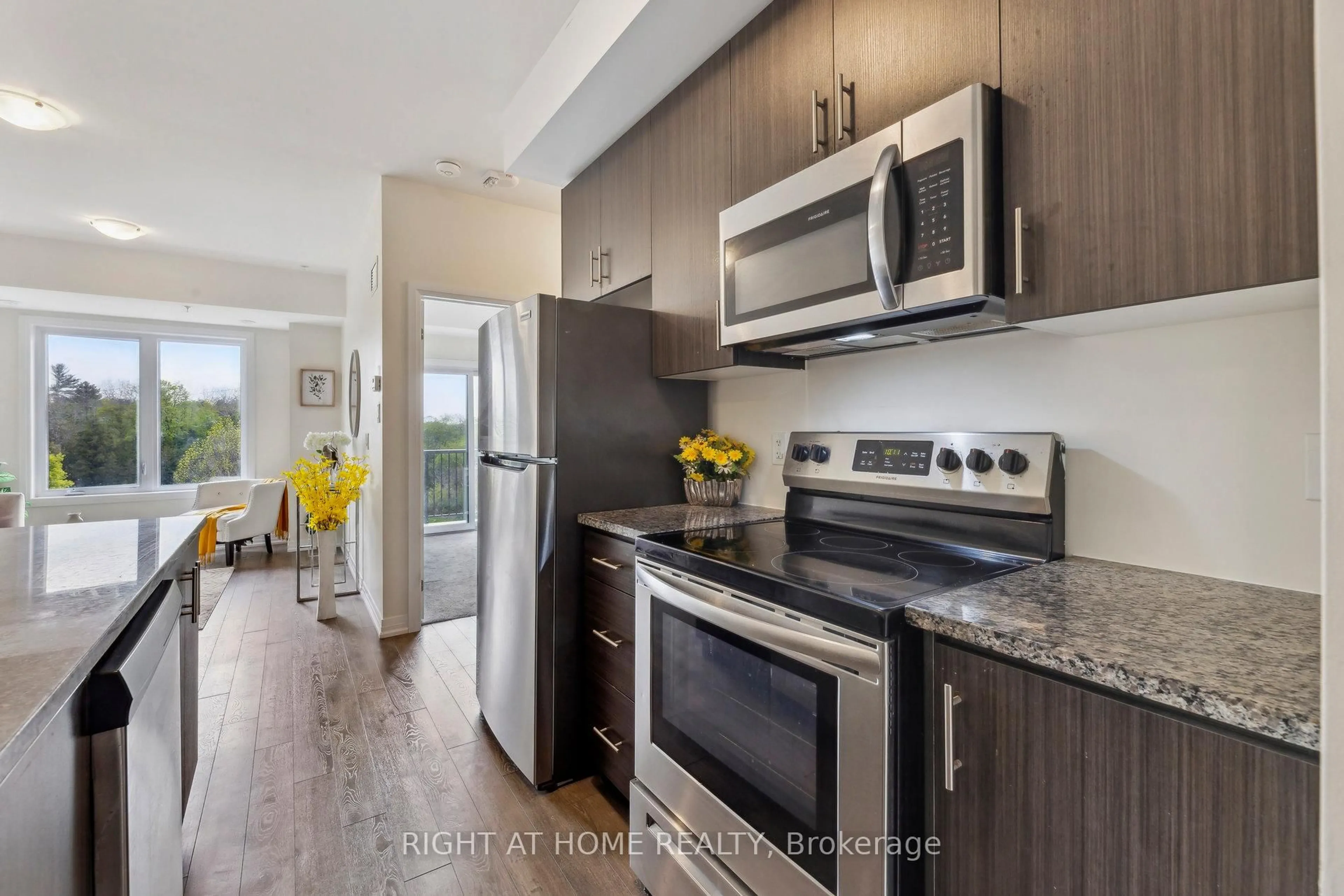 Open concept kitchen, unknown for 2635 William Jackson Dr #814, Pickering Ontario L1X 0L3