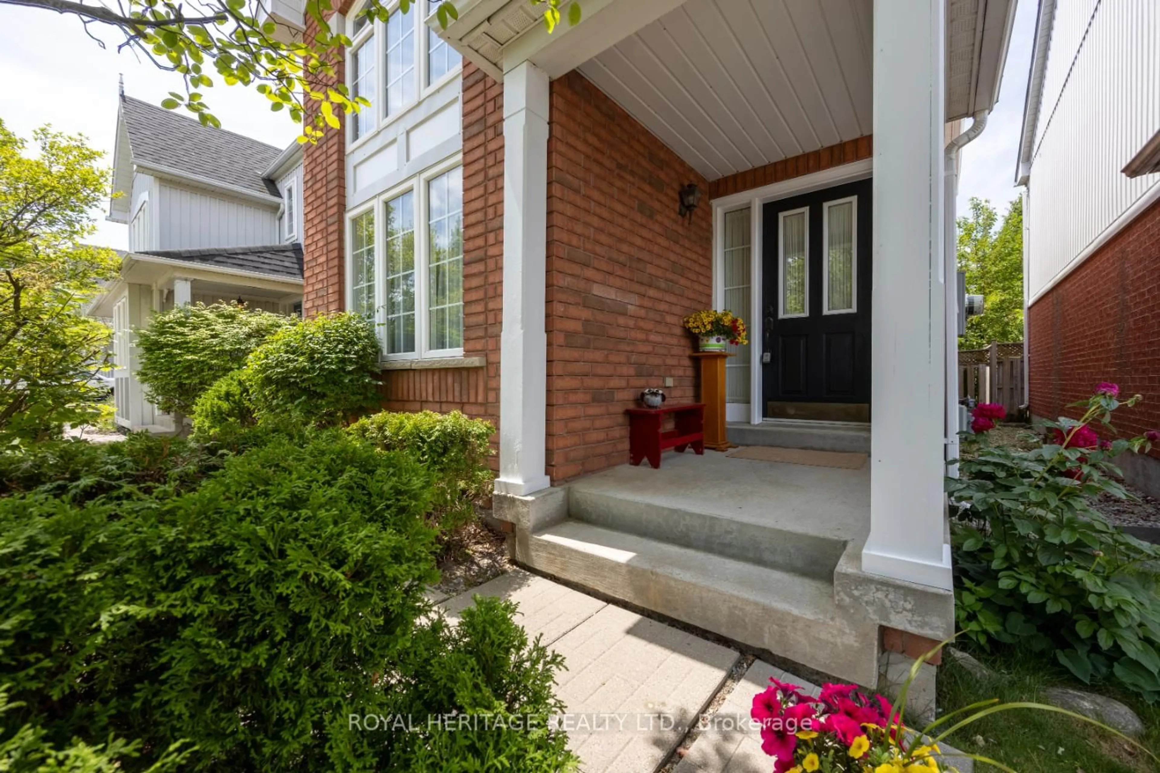 Indoor entryway for 1470 Bridgeport St, Oshawa Ontario L1K 2P5