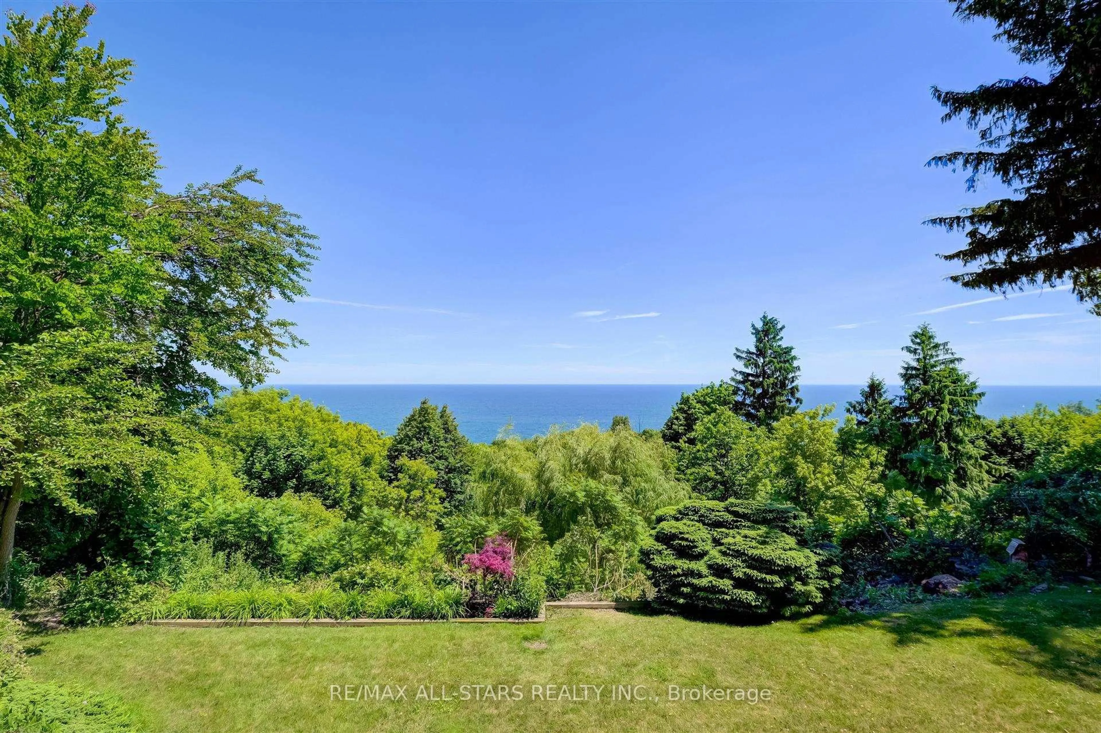 A pic from outside/outdoor area/front of a property/back of a property/a pic from drone, water/lake/river/ocean view for 5 Hill Cres, Toronto Ontario M1M 1H7