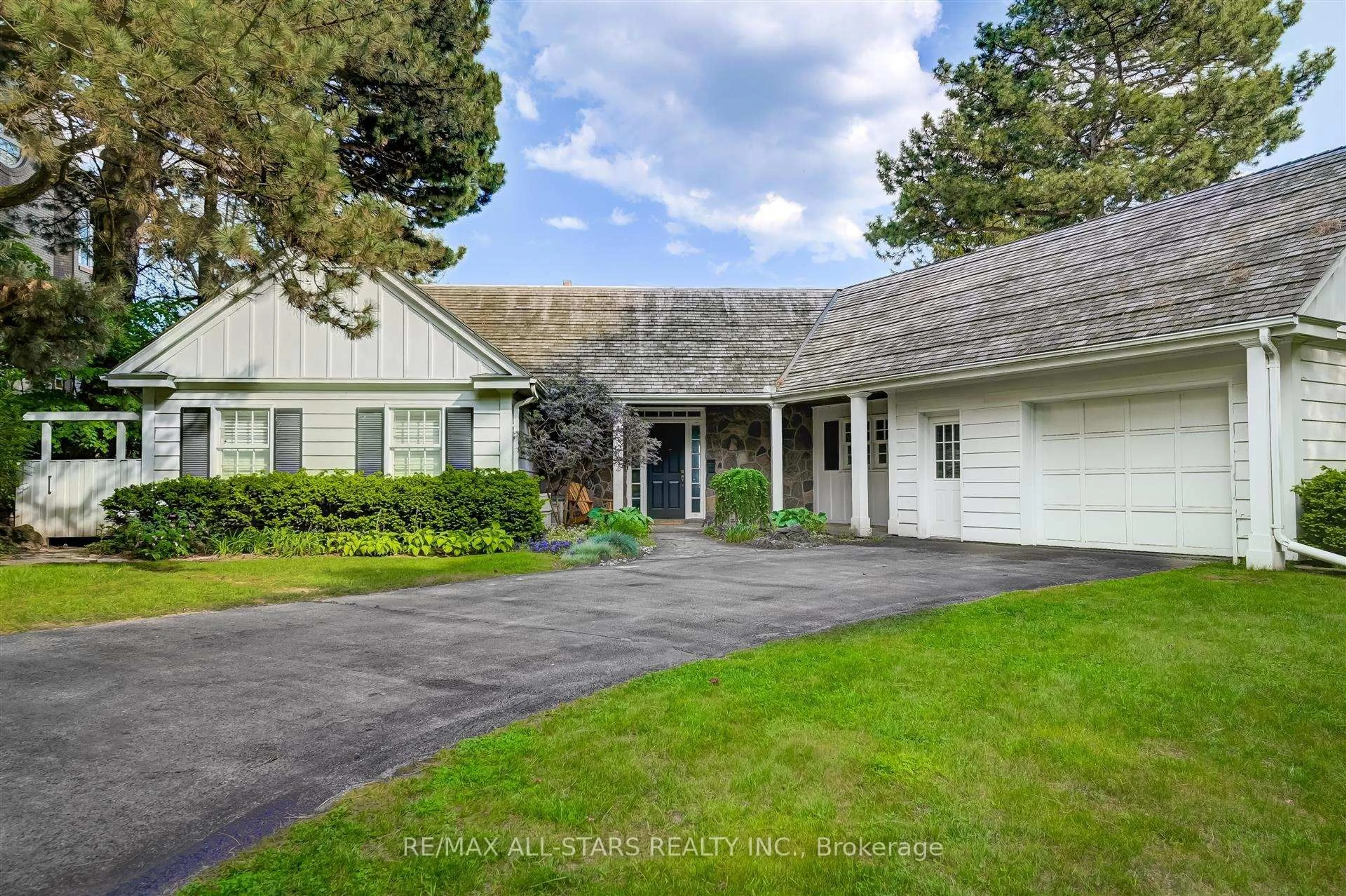 A pic from outside/outdoor area/front of a property/back of a property/a pic from drone, street for 5 Hill Cres, Toronto Ontario M1M 1H7