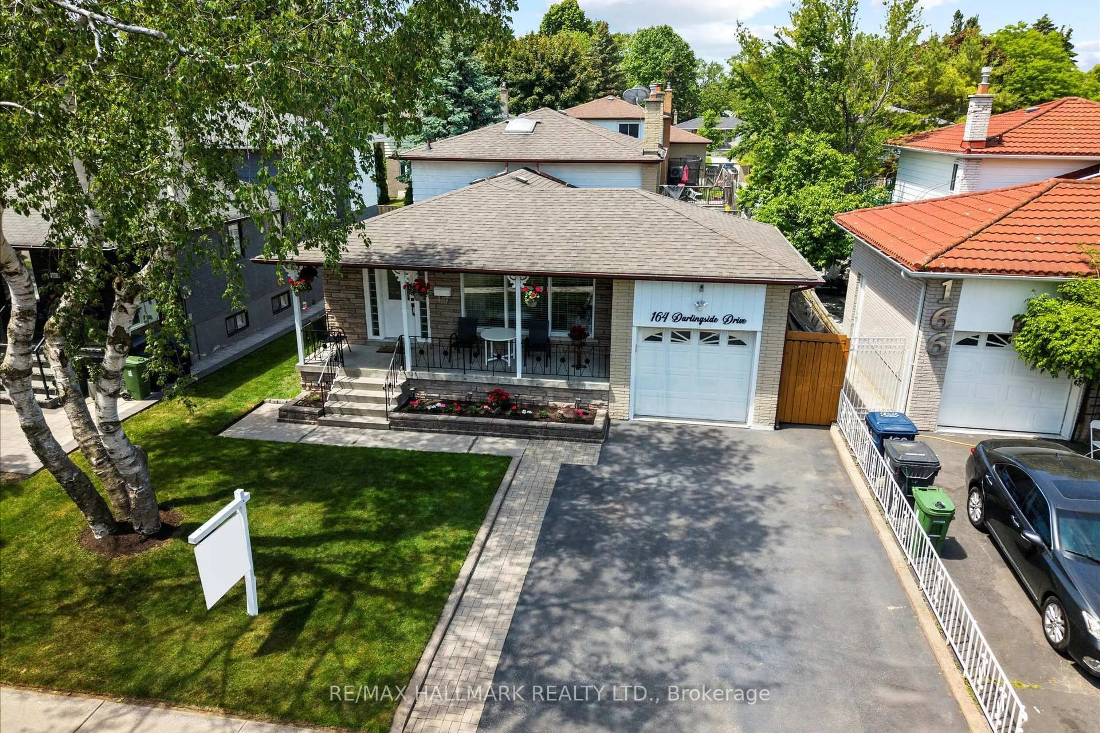 A pic from outside/outdoor area/front of a property/back of a property/a pic from drone, street for 164 Darlingside Dr, Toronto Ontario M1E 3P6