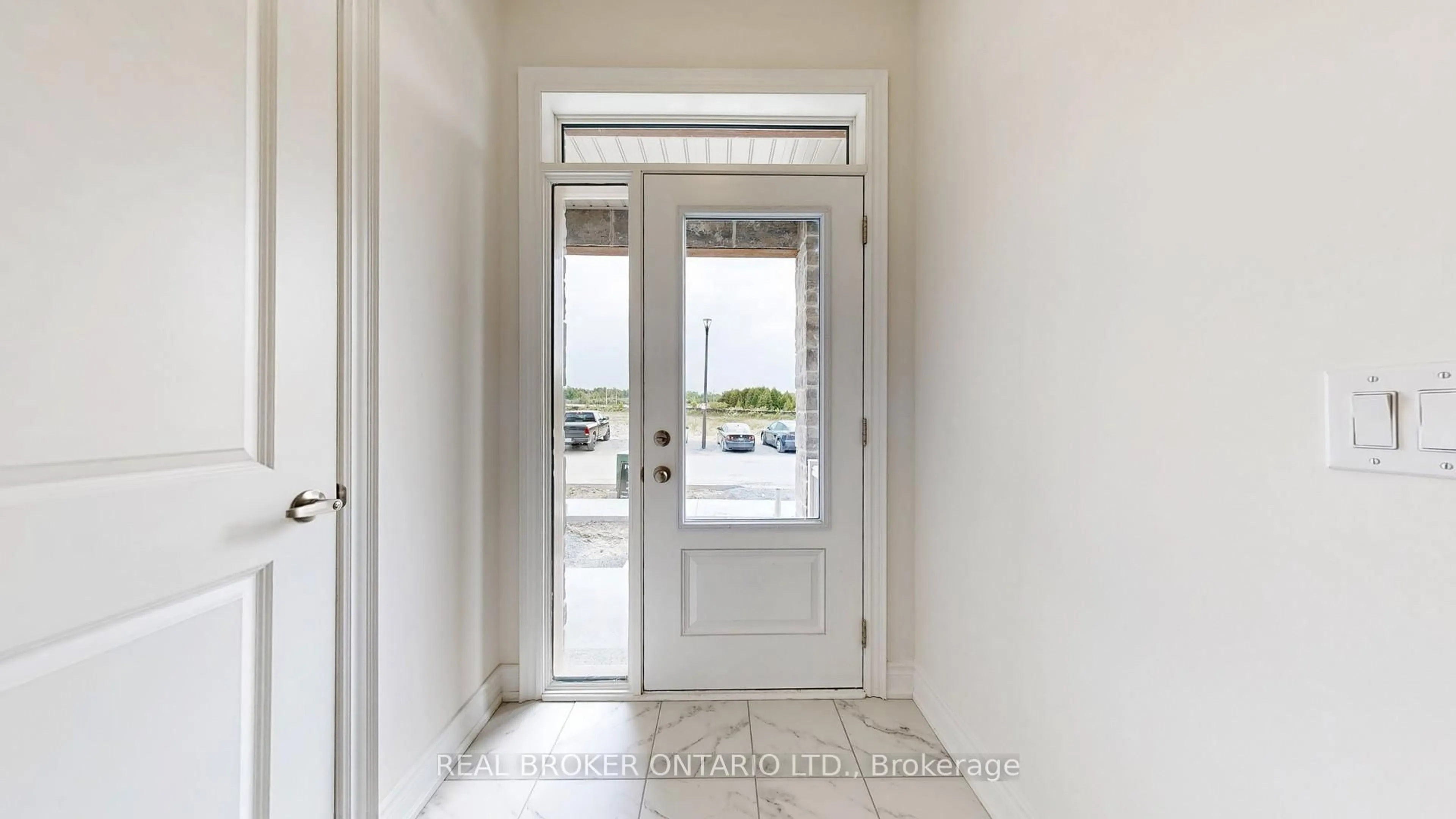 Indoor entryway for 2904 Grindstone Cres, Pickering Ontario L1X 2R5