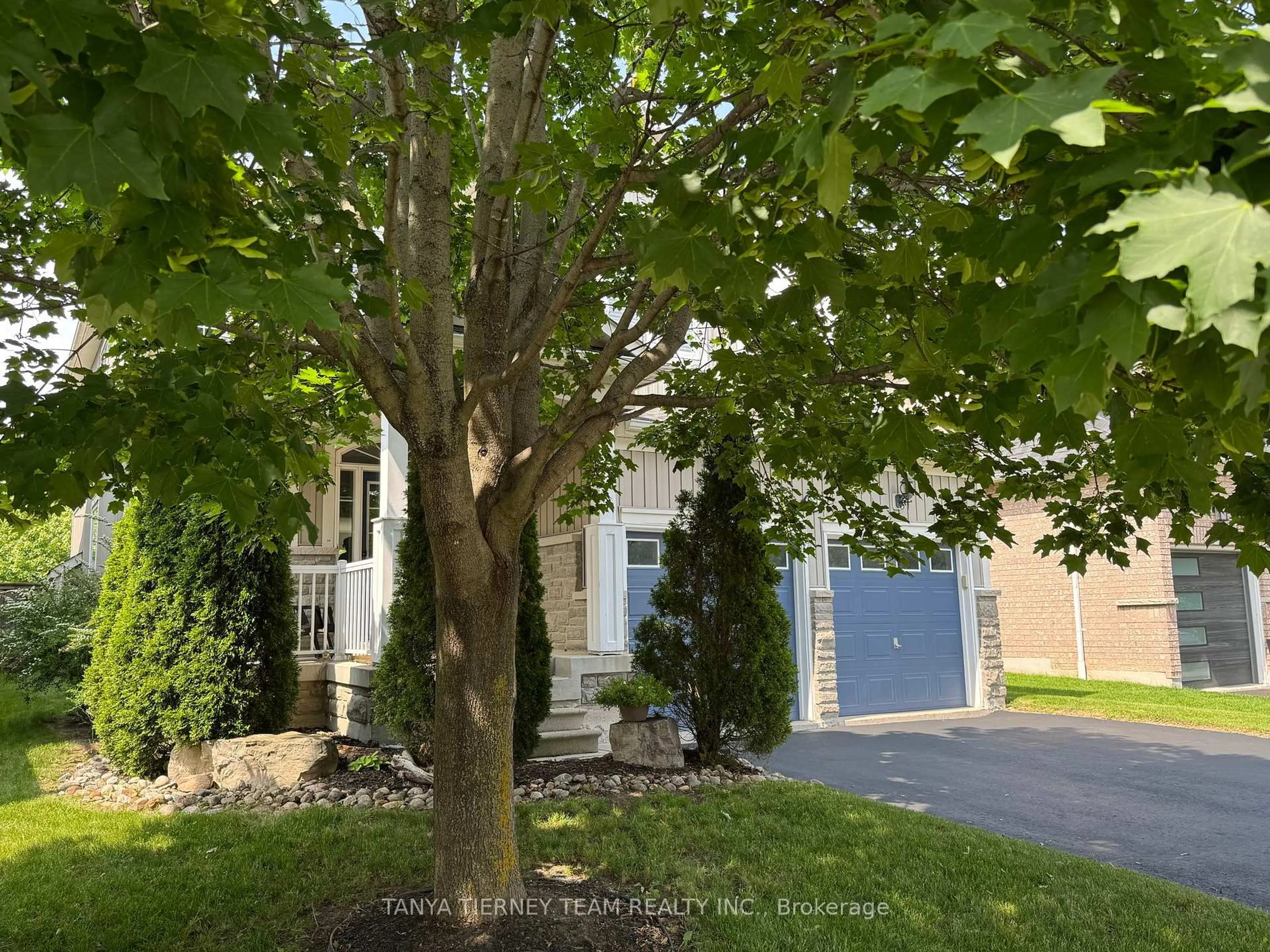 A pic from outside/outdoor area/front of a property/back of a property/a pic from drone, street for 364 Carnwith Dr, Whitby Ontario L1M 2M1