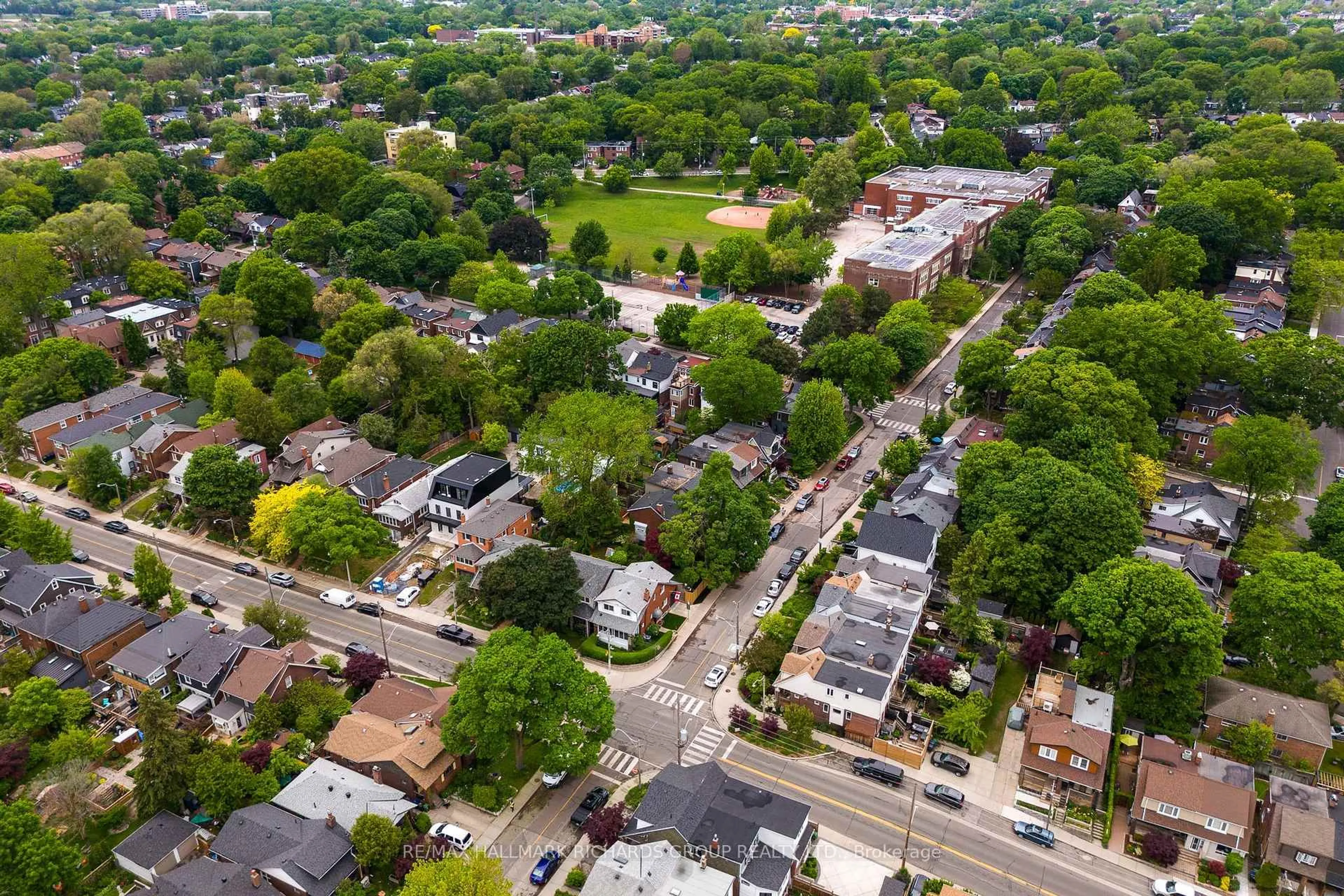 A pic from outside/outdoor area/front of a property/back of a property/a pic from drone, street for 156 Eastwood Rd, Toronto Ontario M4L 2C9
