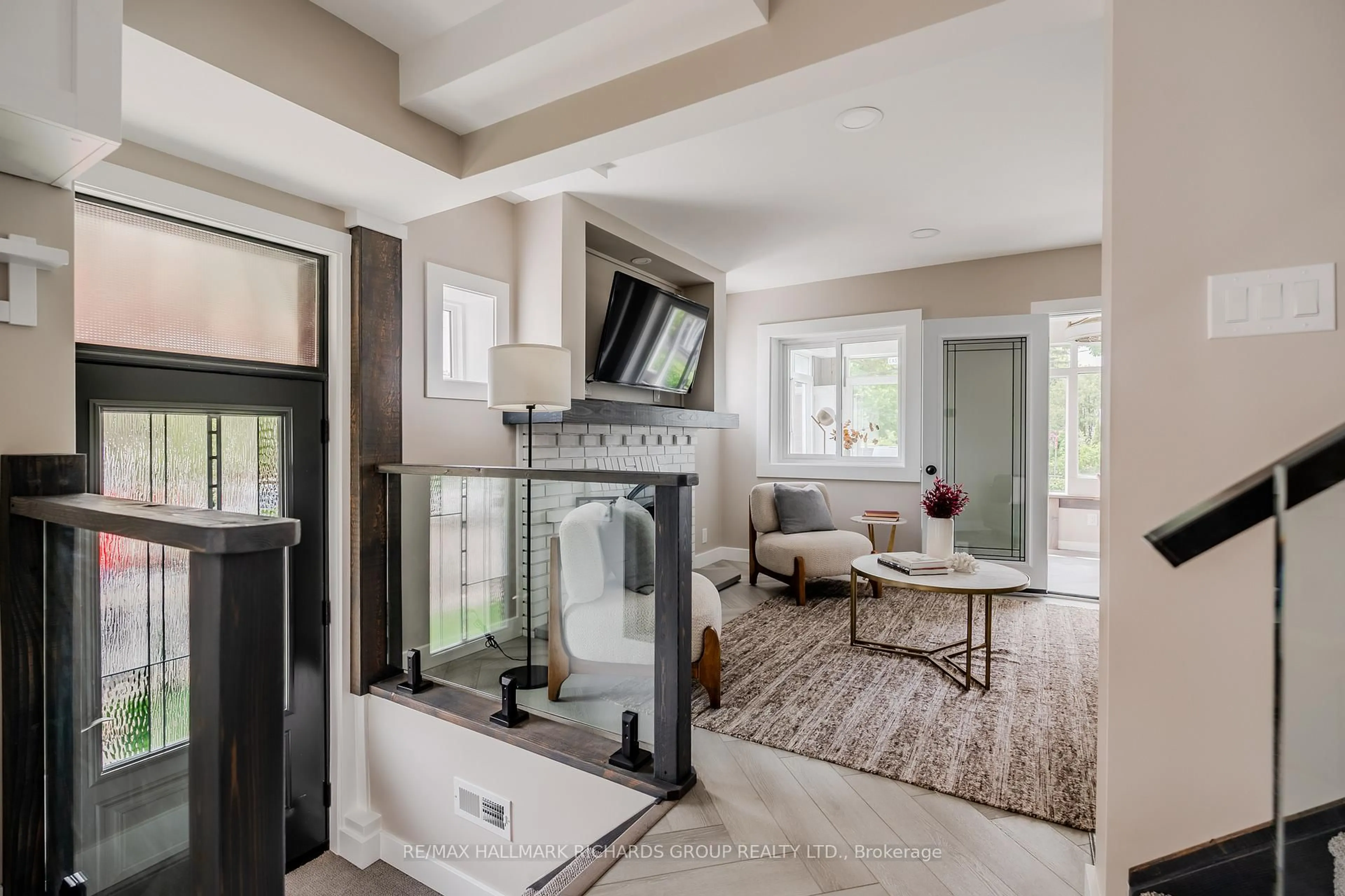 Indoor entryway for 156 Eastwood Rd, Toronto Ontario M4L 2C9