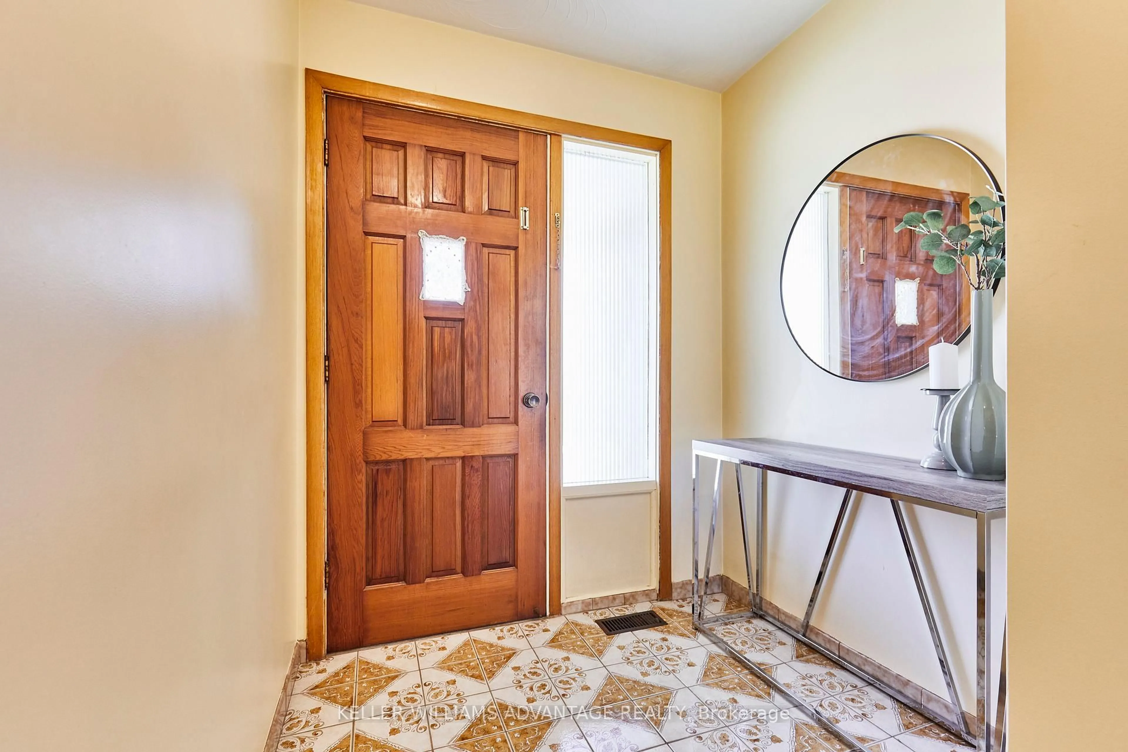Indoor entryway for 33 French Ave, Toronto Ontario M1E 2G9