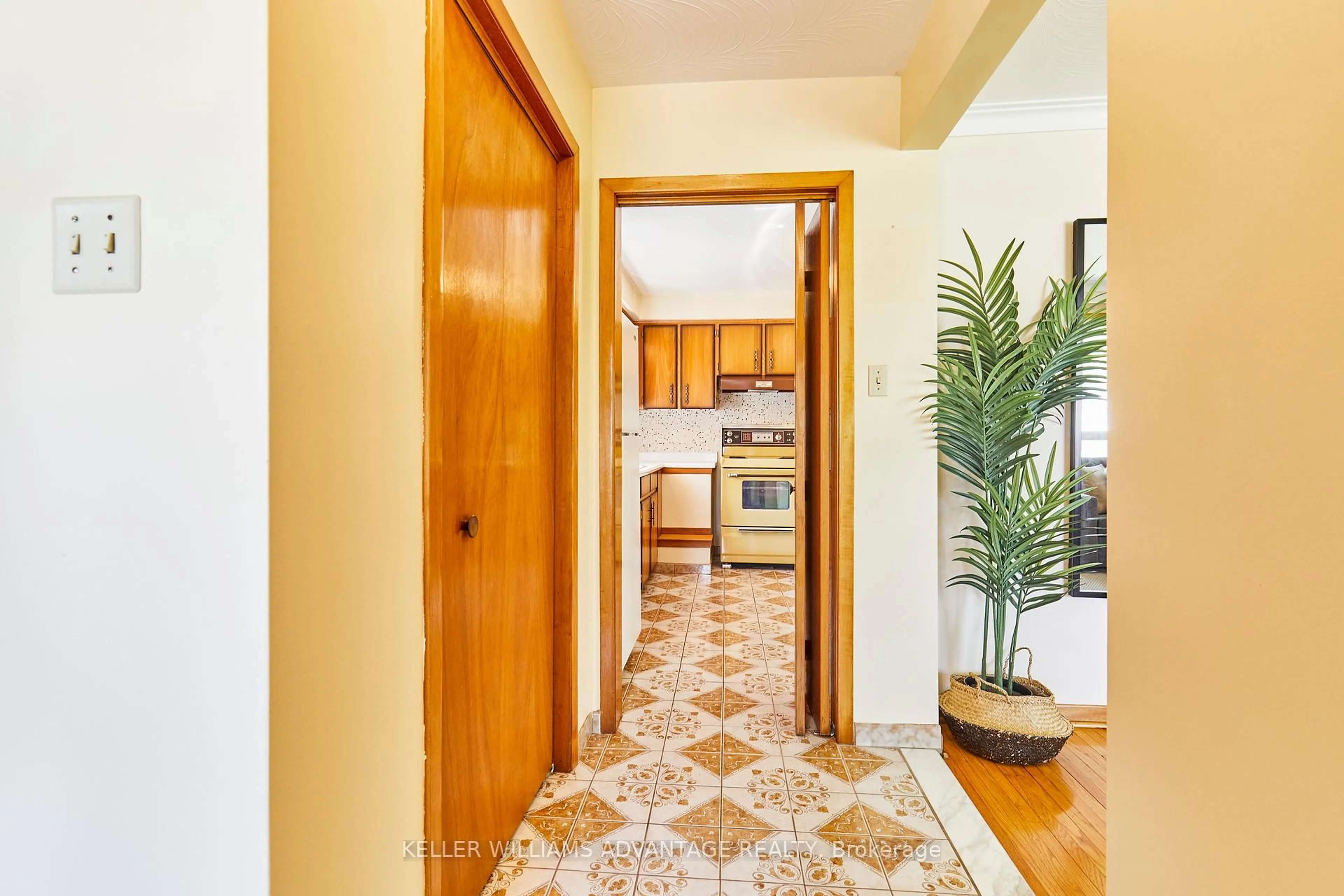 Indoor entryway for 33 French Ave, Toronto Ontario M1E 2G9