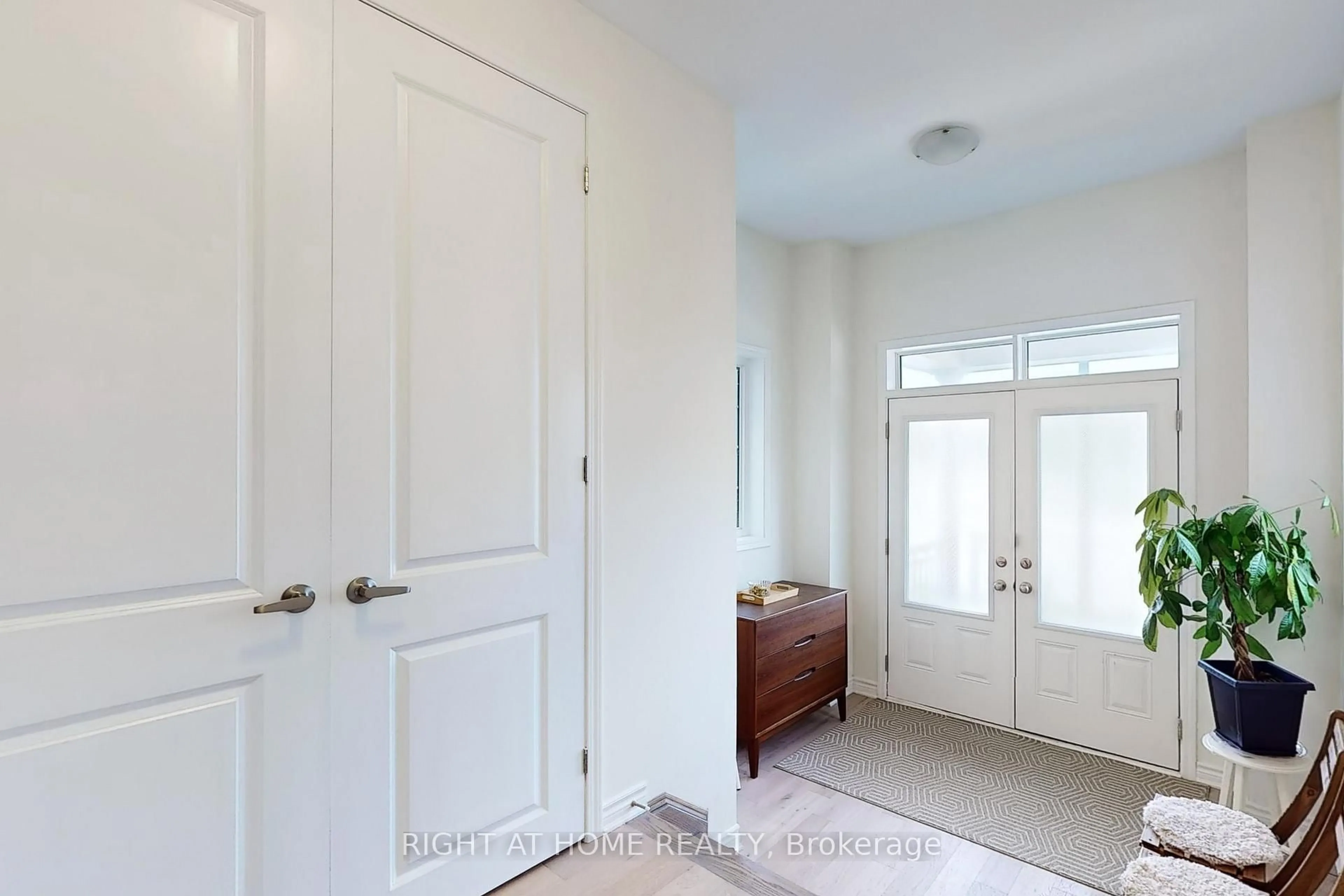 Indoor entryway for 3294 Turnstone Blvd, Pickering Ontario L1X 0M9