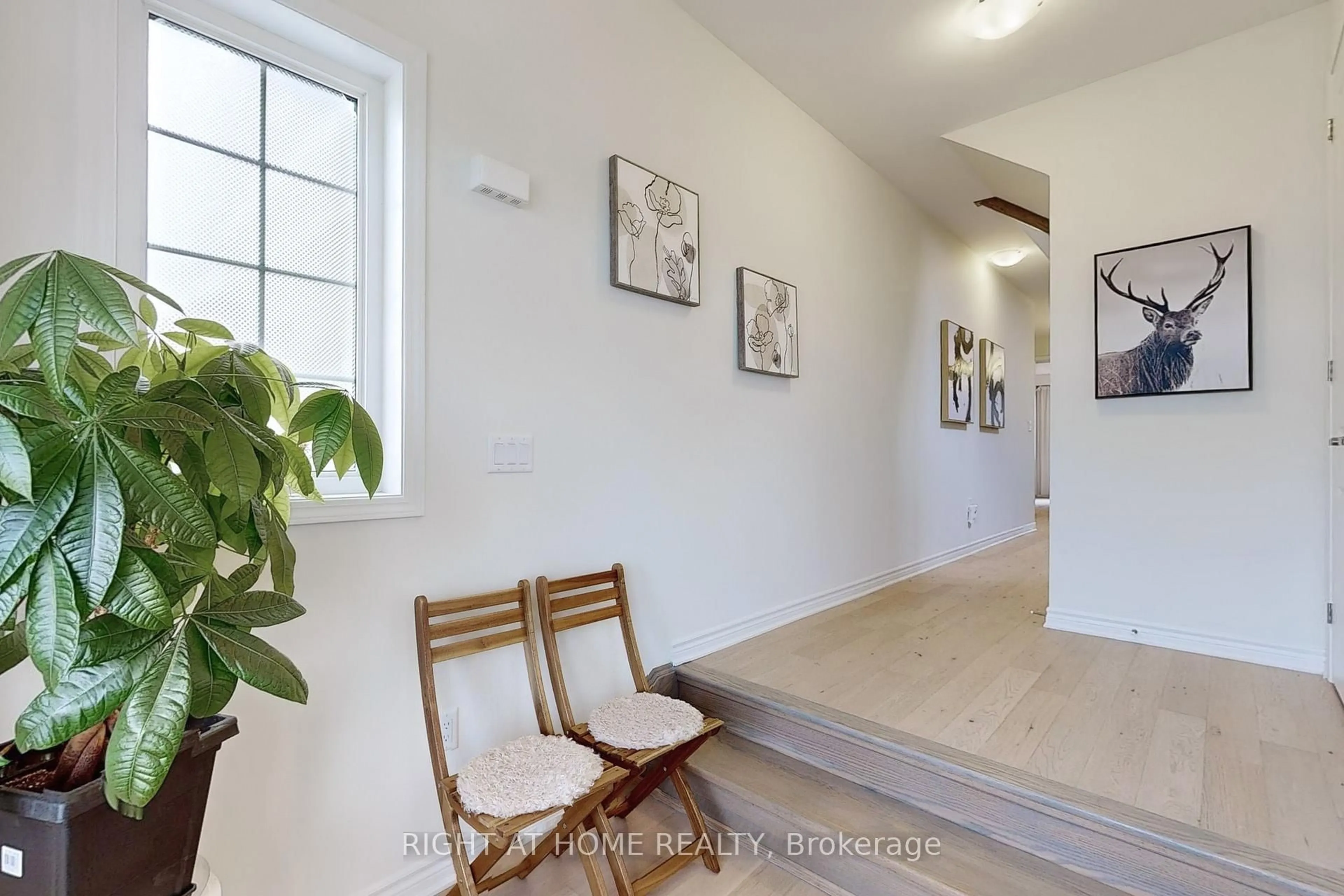 Indoor entryway for 3294 Turnstone Blvd, Pickering Ontario L1X 0M9