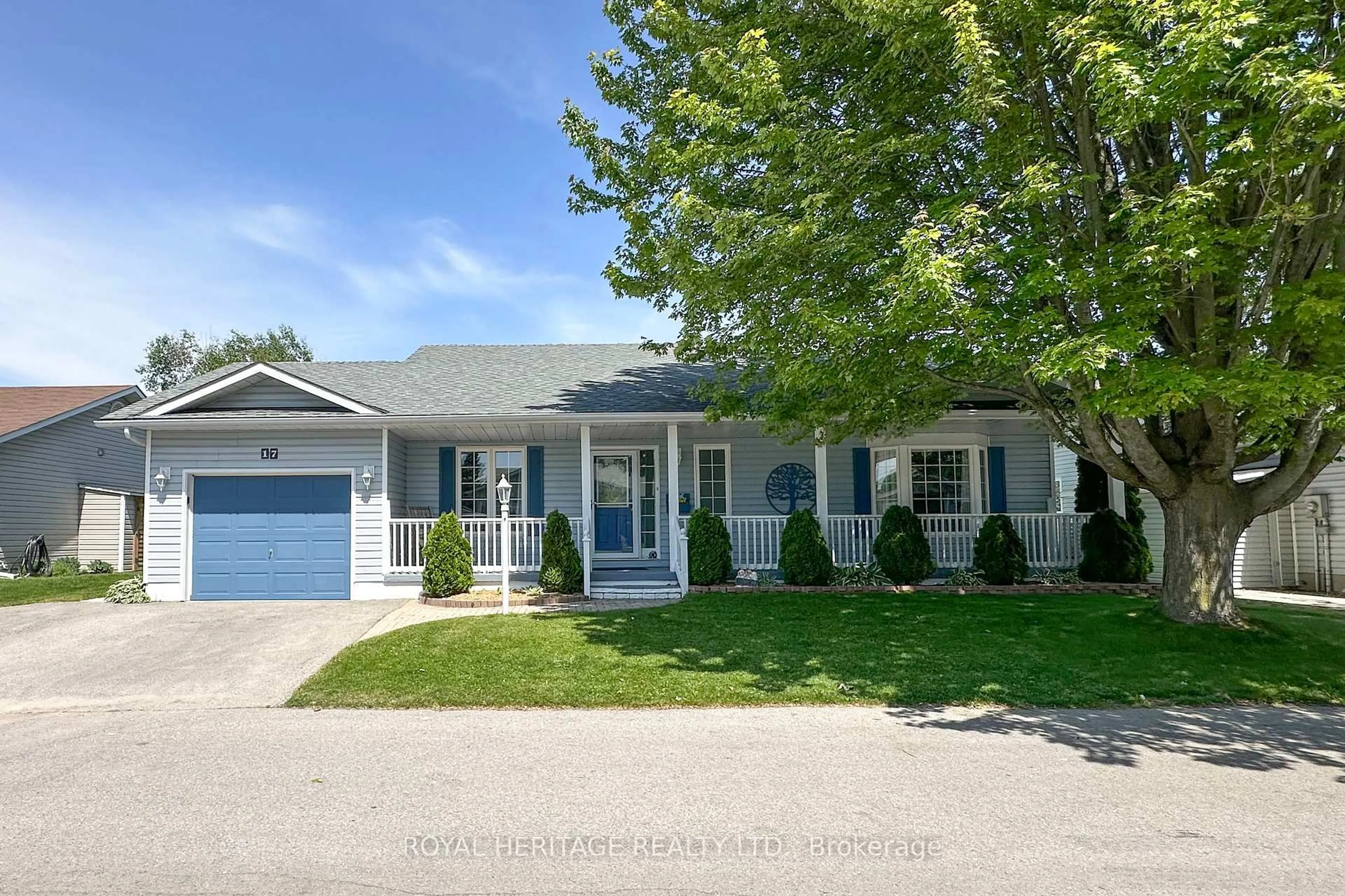 Home with vinyl exterior material, street for 17 Fairway Dr, Clarington Ontario L1B 1B3