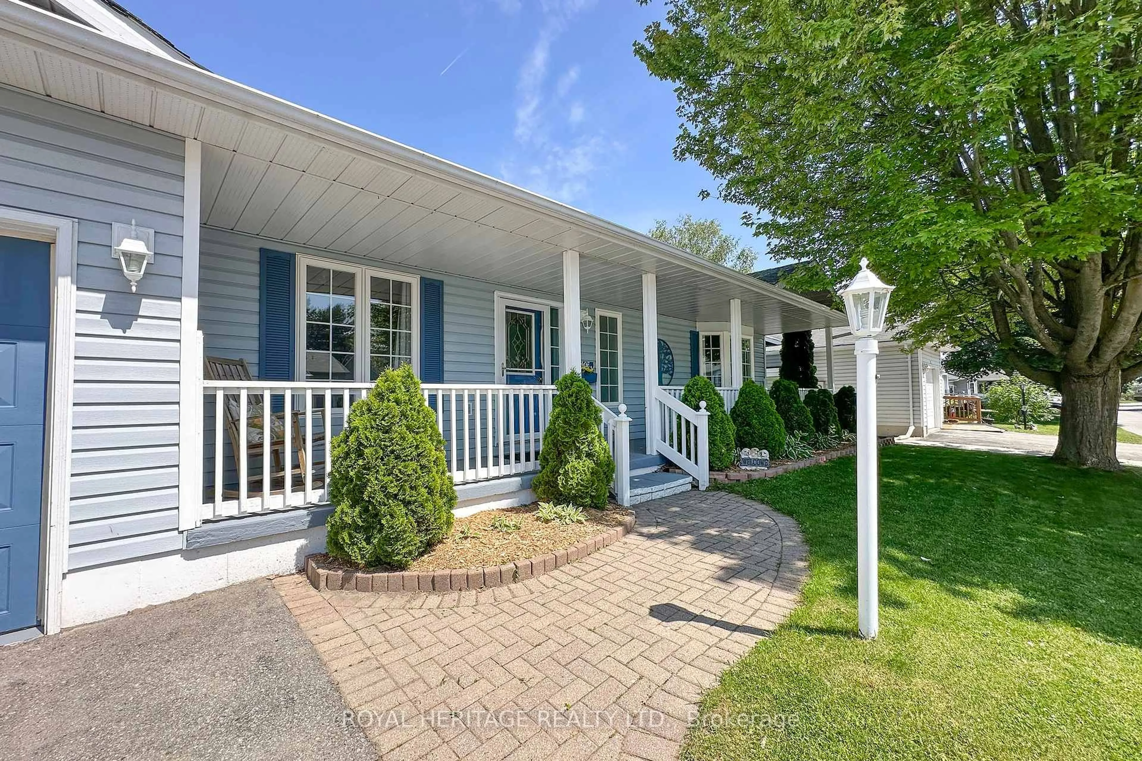 Home with vinyl exterior material, street for 17 Fairway Dr, Clarington Ontario L1B 1B3