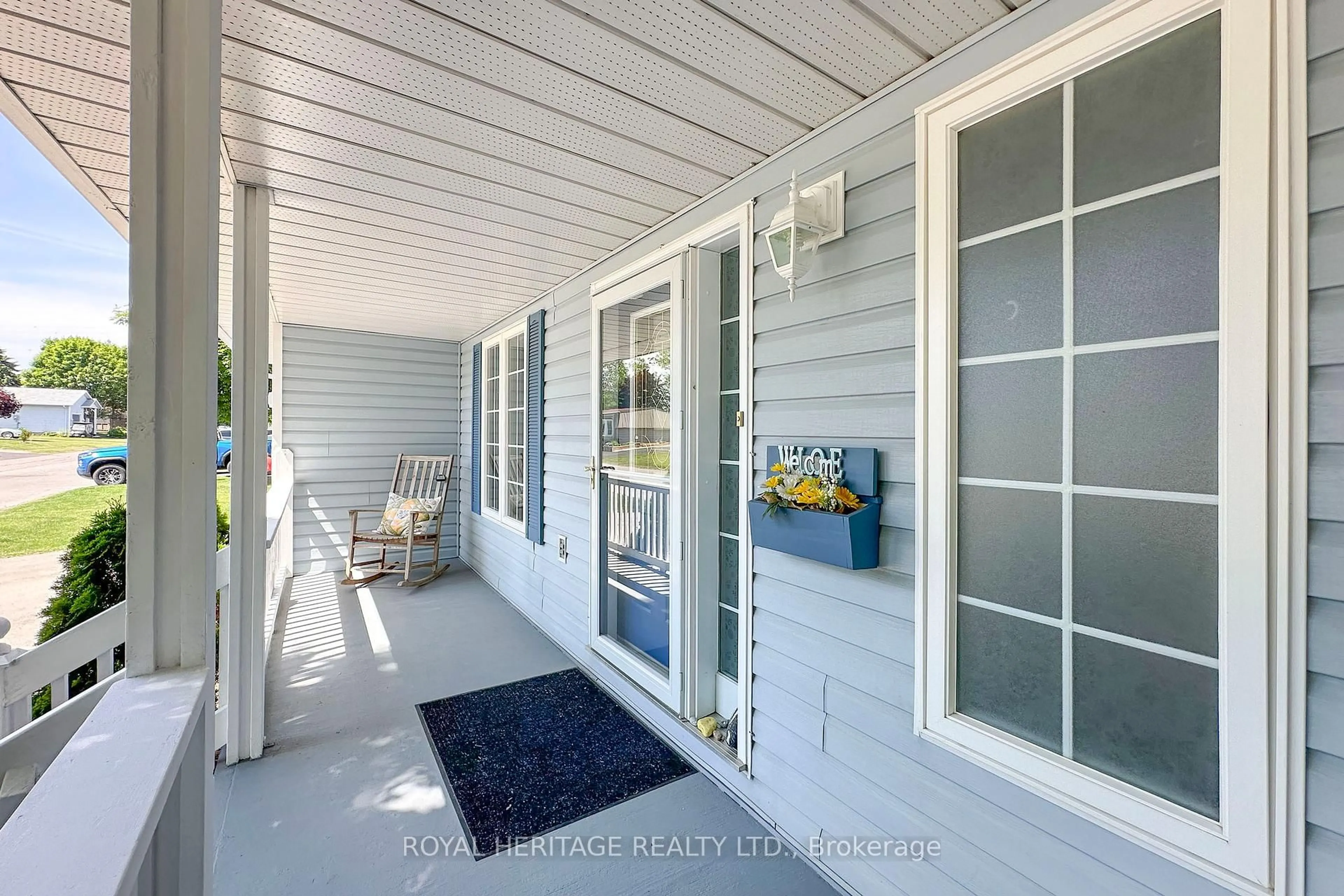 Indoor entryway for 17 Fairway Dr, Clarington Ontario L1B 1B3
