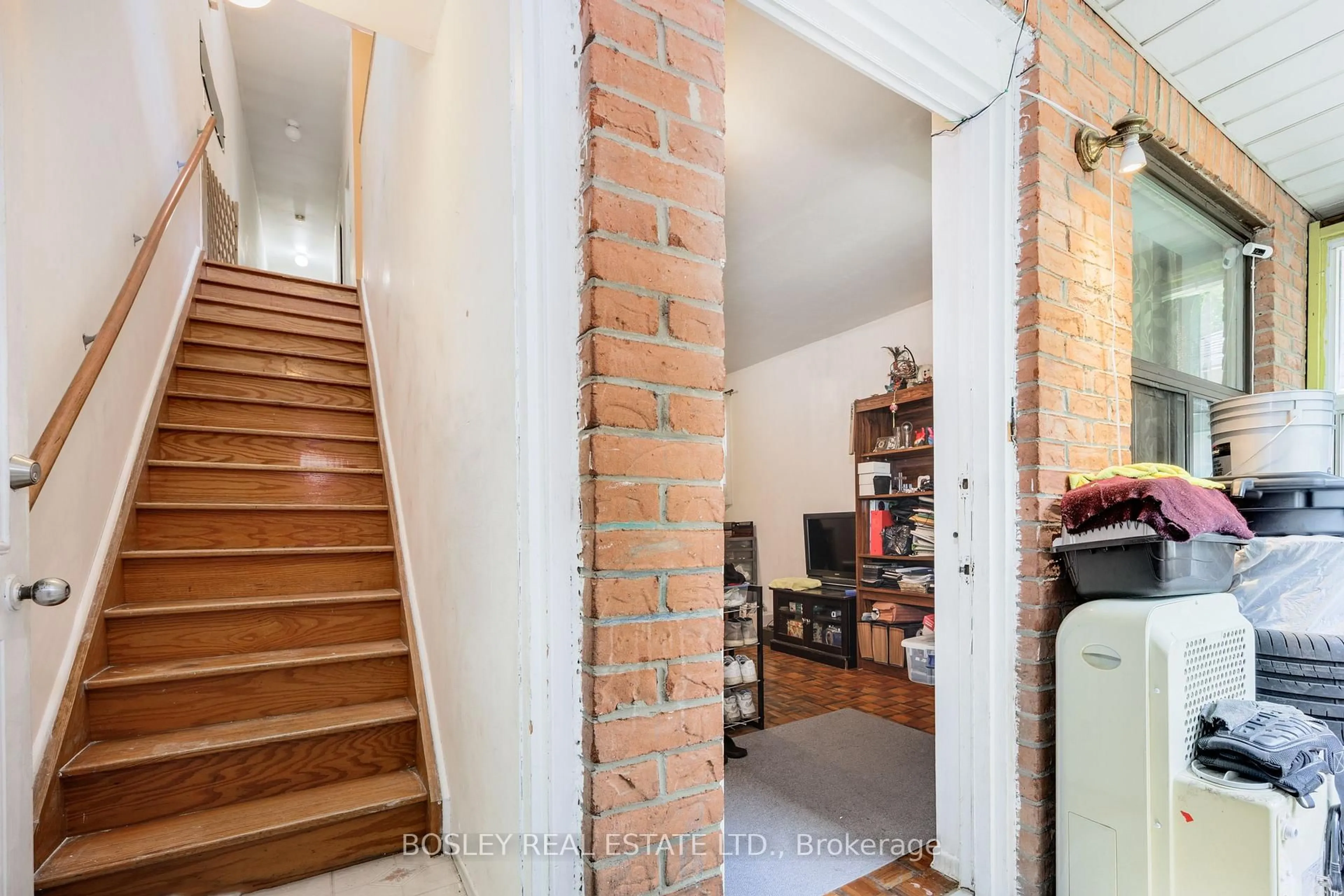 Indoor entryway for 263 Leslie St, Toronto Ontario M4M 3C8