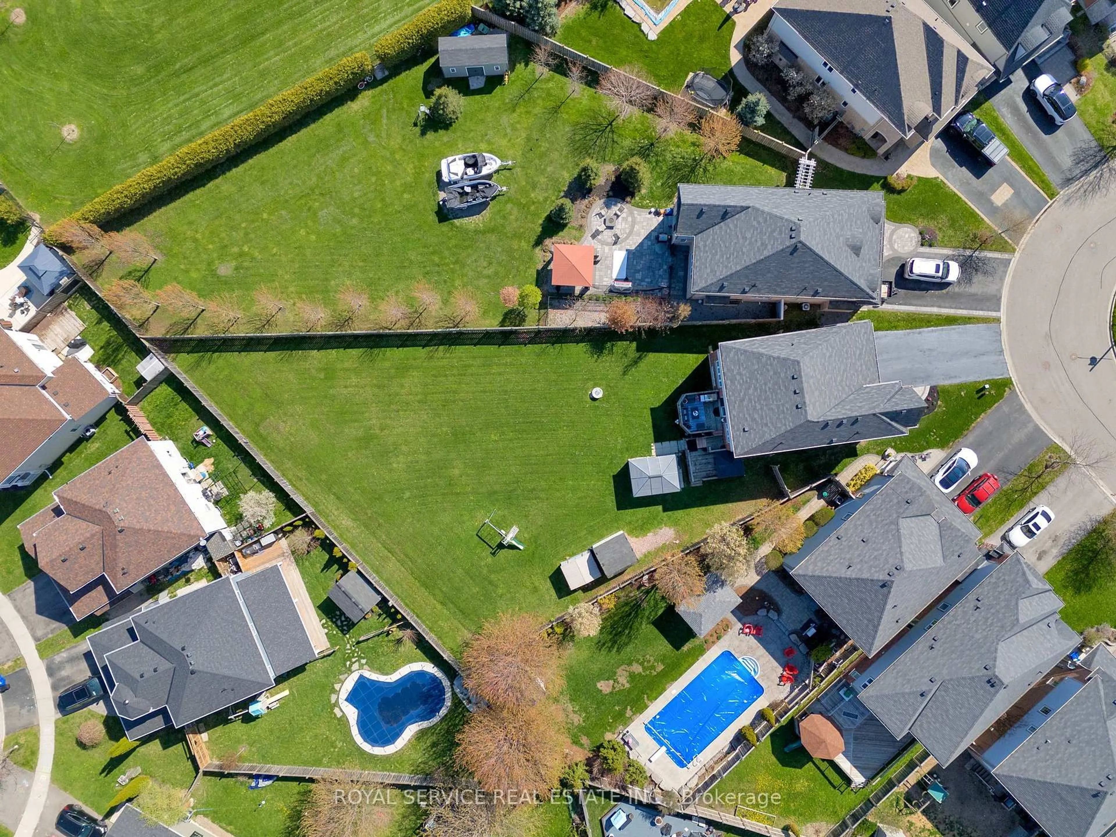 A pic from outside/outdoor area/front of a property/back of a property/a pic from drone, street for 35 Alldread Cres, Clarington Ontario L1B 0C2