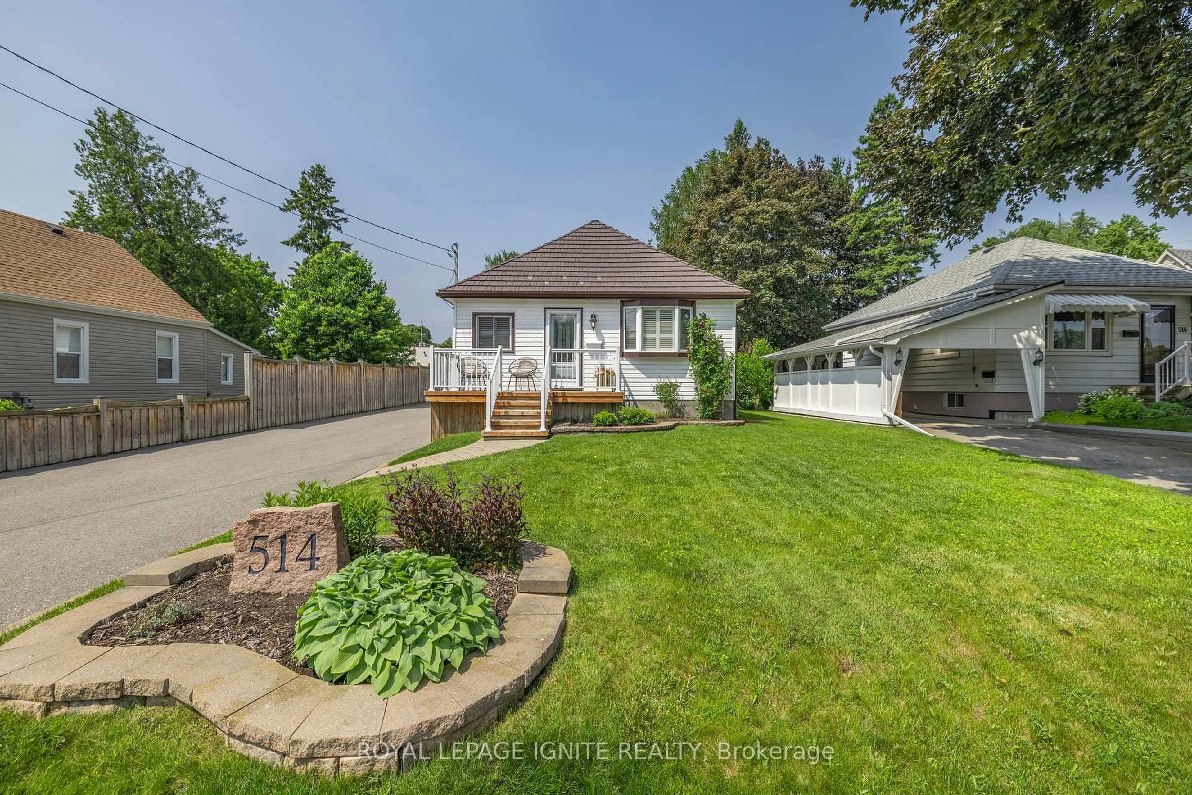 A pic from outside/outdoor area/front of a property/back of a property/a pic from drone, street for 514 Perry St, Whitby Ontario L1N 4C5