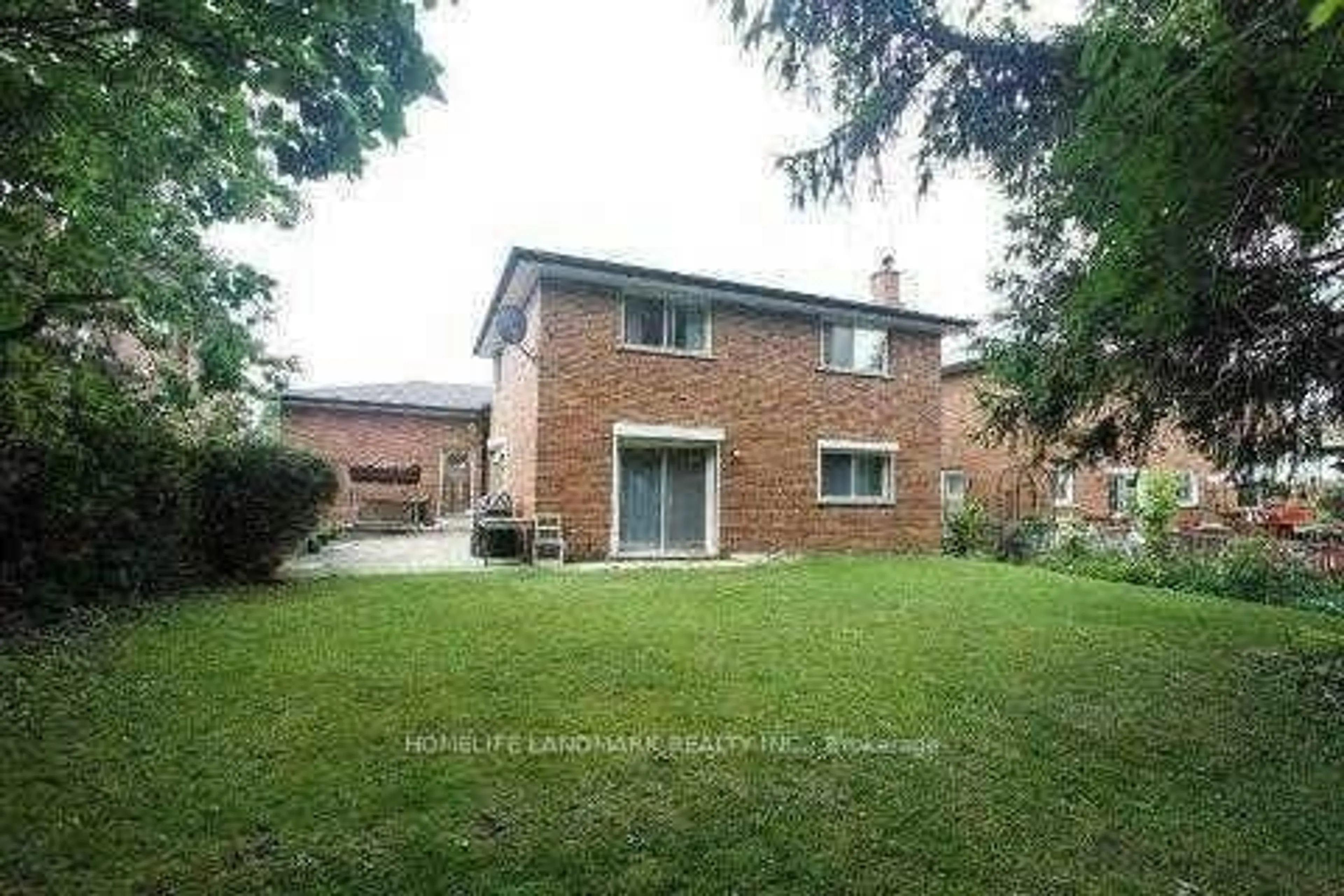 A pic from outside/outdoor area/front of a property/back of a property/a pic from drone, street for 3 Summerbridge Rd, Toronto Ontario M1G 1L8