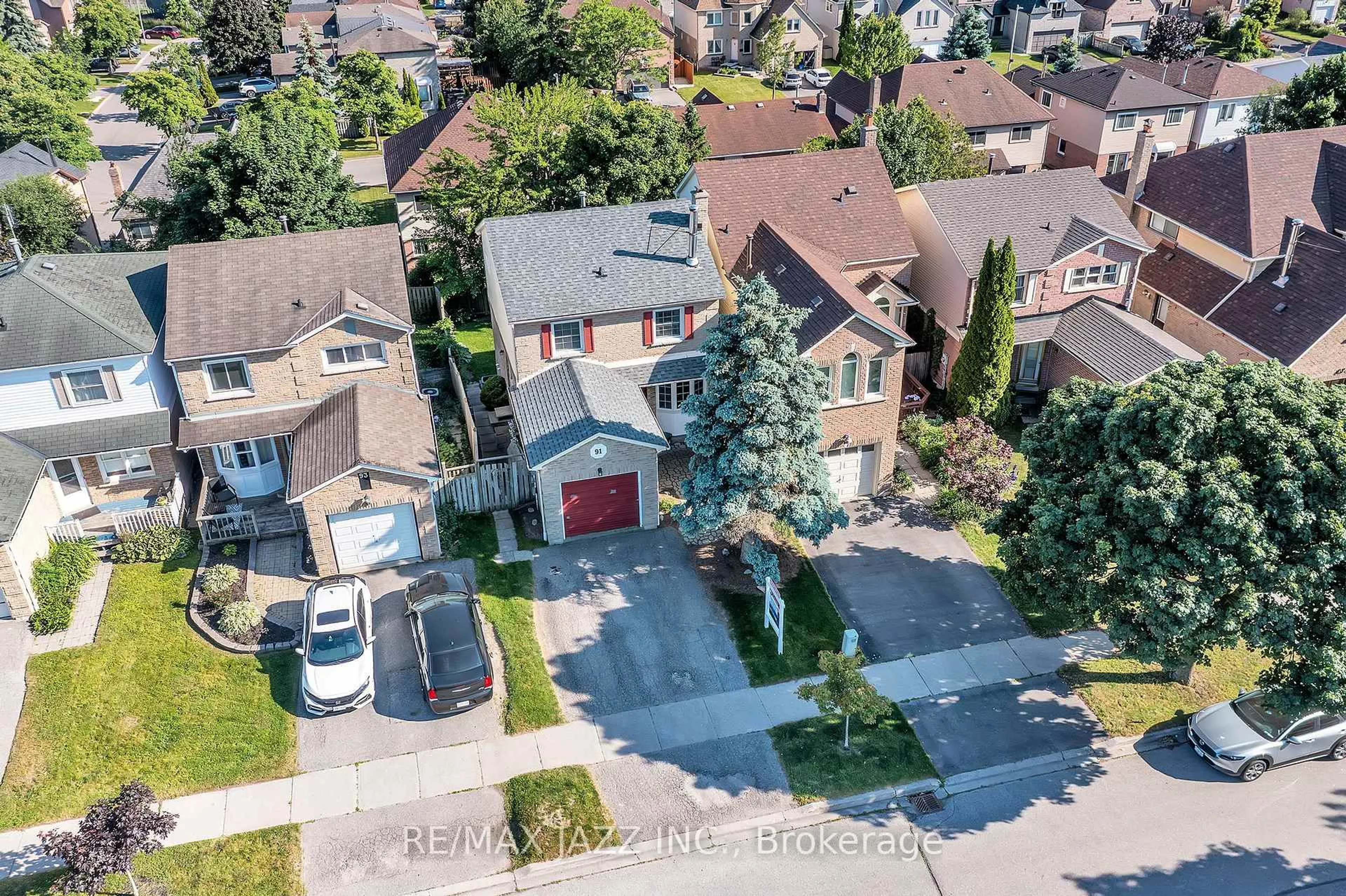 A pic from outside/outdoor area/front of a property/back of a property/a pic from drone, street for 91 Sawdon Dr, Whitby Ontario L1N 8A8