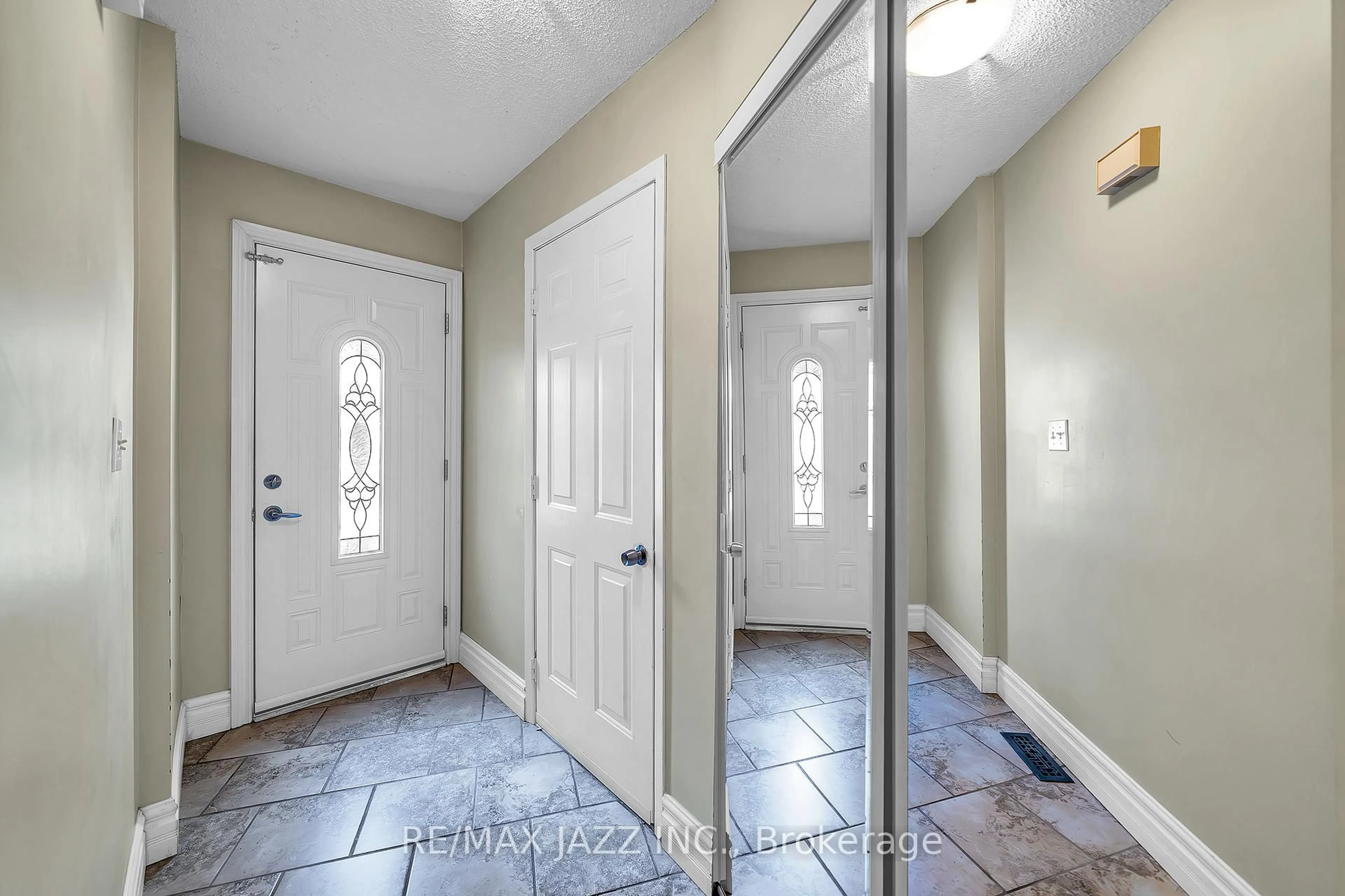 Indoor entryway for 91 Sawdon Dr, Whitby Ontario L1N 8A8