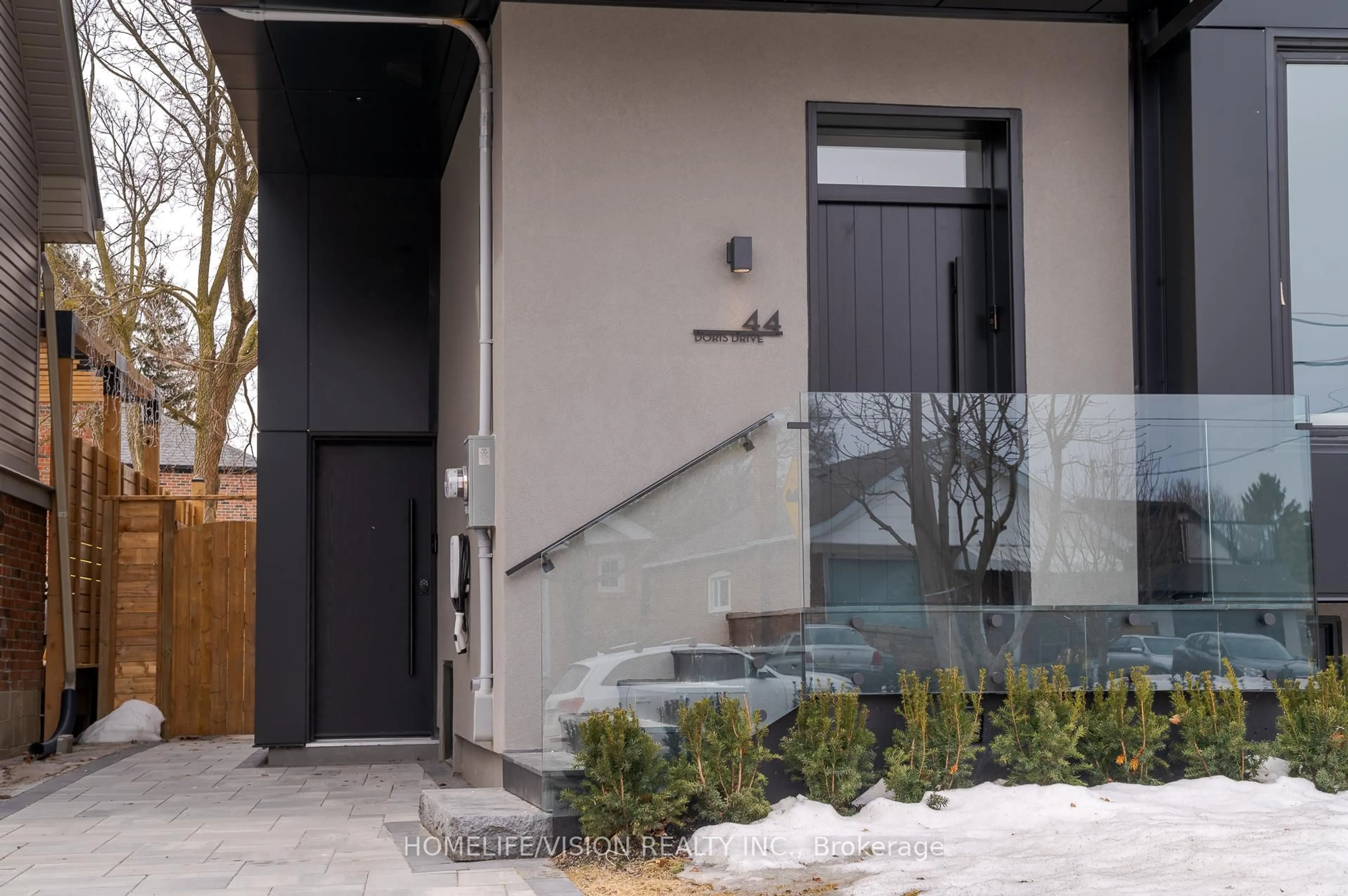 Indoor entryway for 44 Doris Dr, Toronto Ontario M4B 3C9
