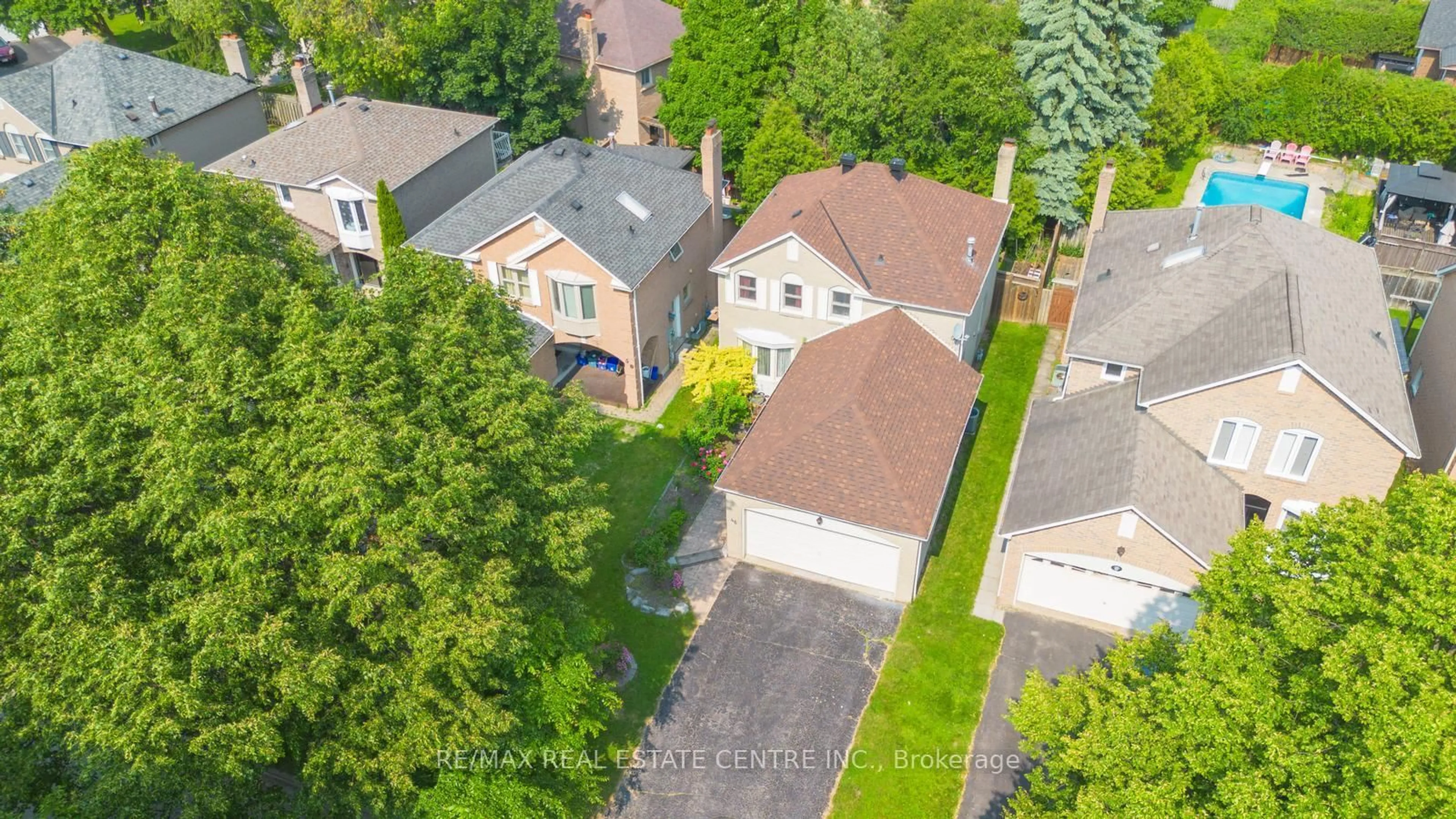 A pic from outside/outdoor area/front of a property/back of a property/a pic from drone, street for 48 Hettersley Dr, Ajax Ontario L1T 1V4