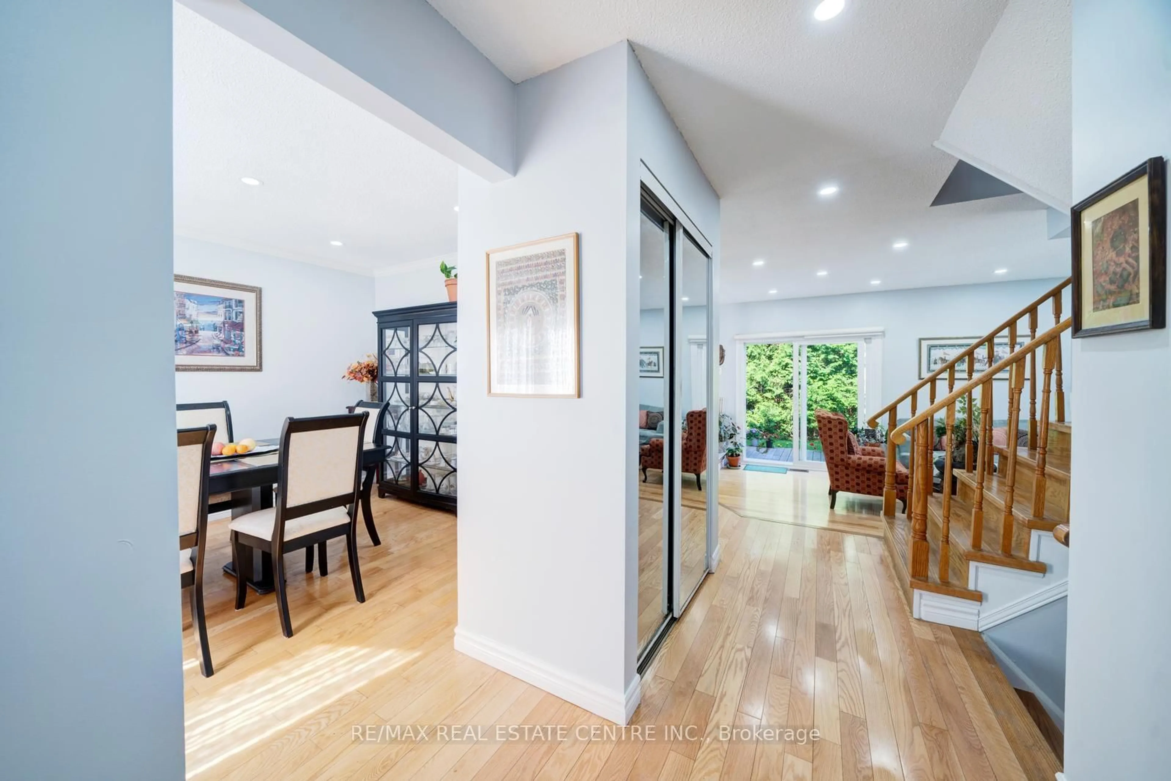 Indoor foyer for 48 Hettersley Dr, Ajax Ontario L1T 1V4
