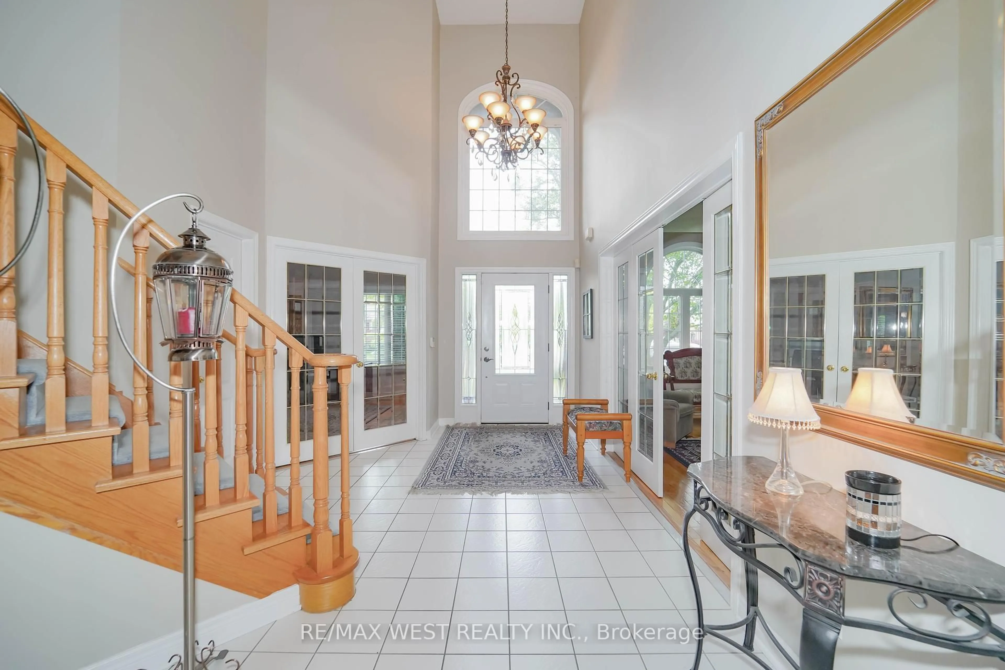 Indoor foyer for 113 Sandcherry Crt, Pickering Ontario L1V 6V8