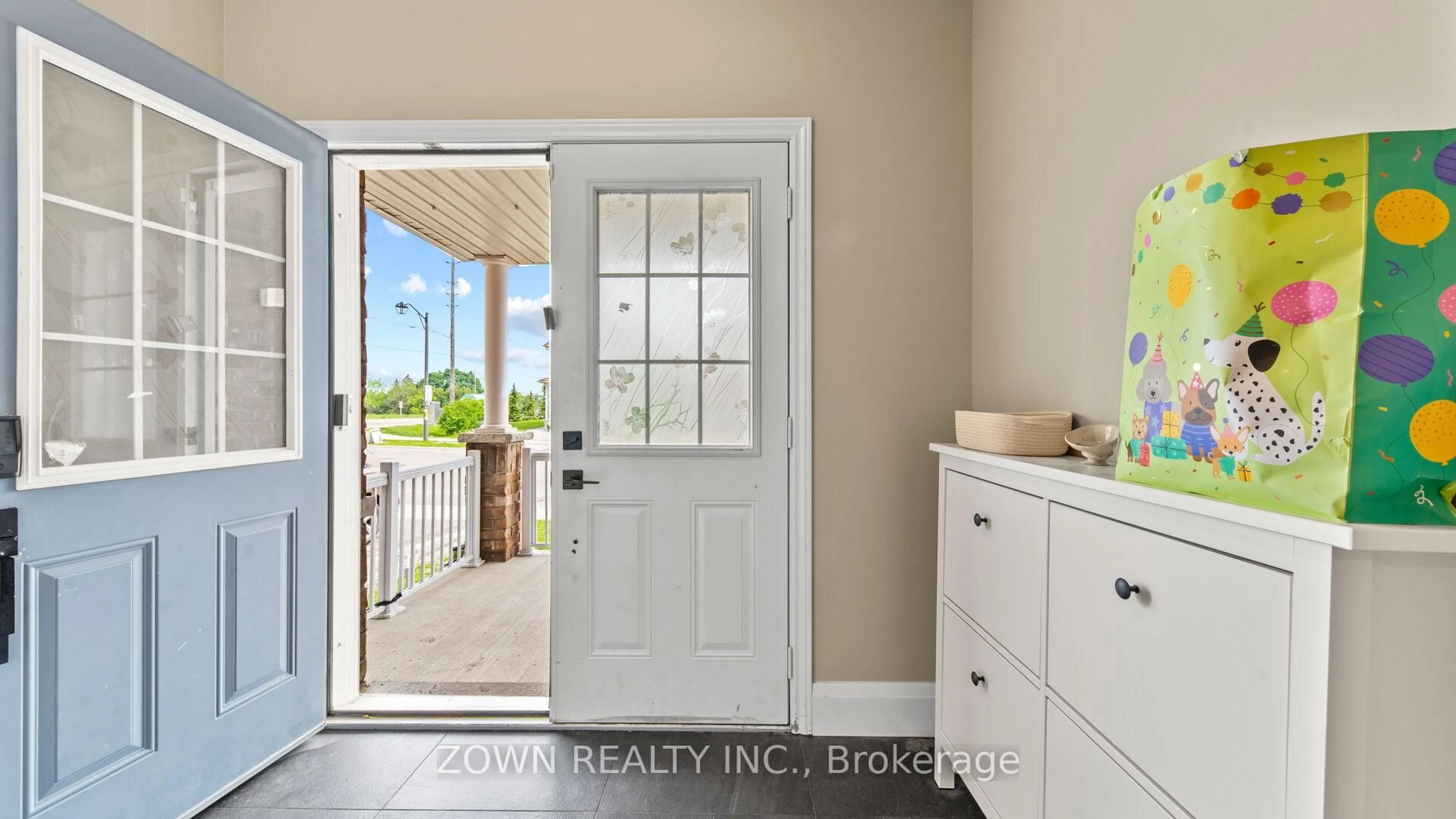 Indoor entryway for 956 Greenhill Ave, Oshawa Ontario L1K 0X9