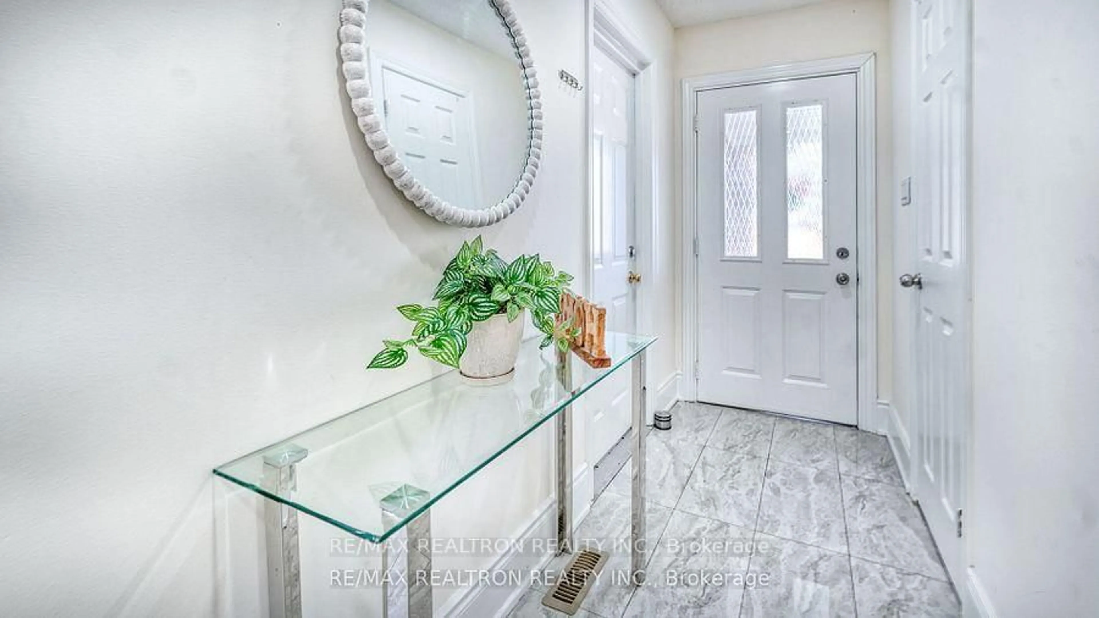 Indoor entryway for 626 Balsam Cres, Oshawa Ontario L1J 6A2