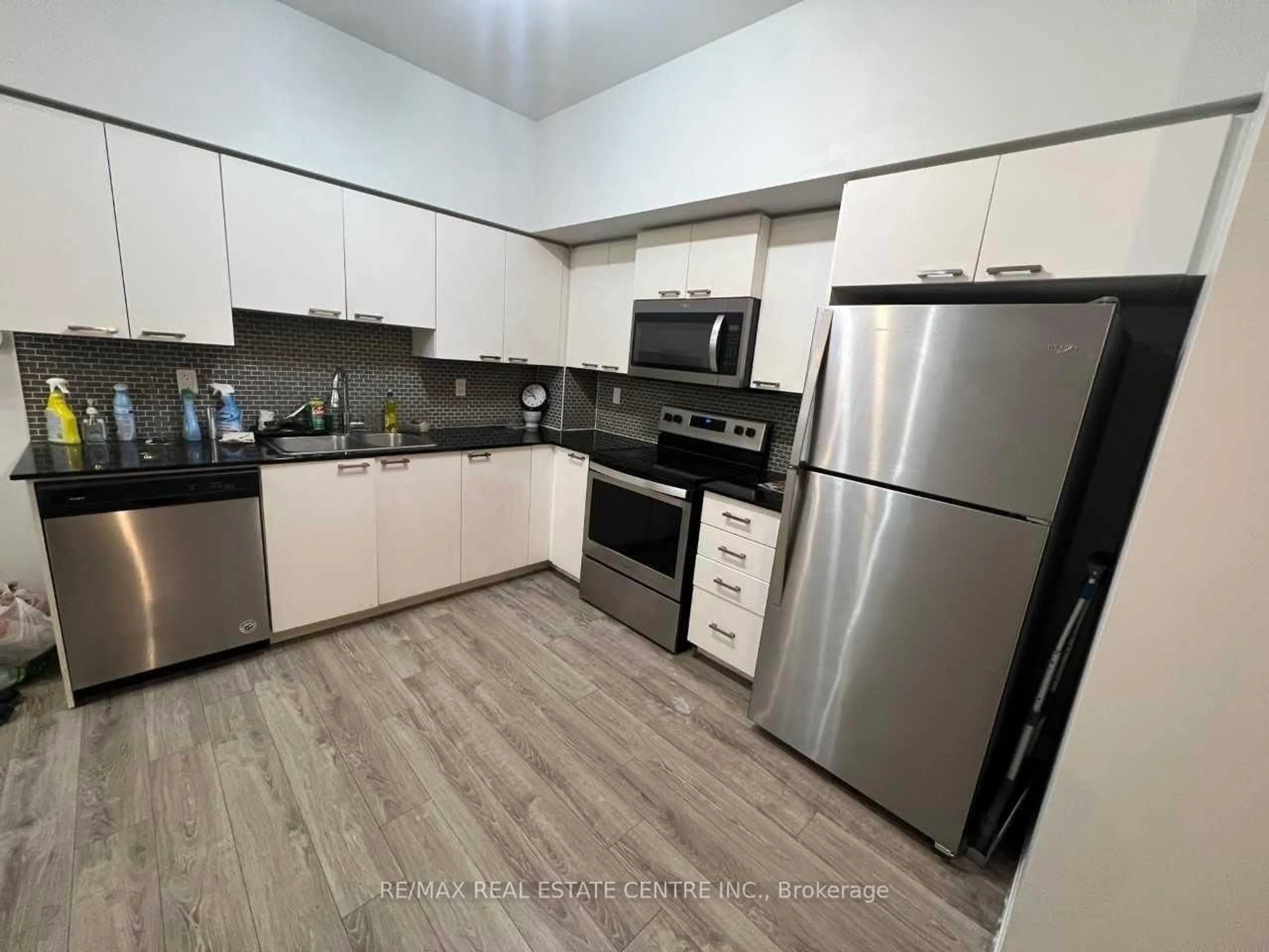 Standard kitchen, unknown for 2150 Lawrence Ave #103, Toronto Ontario M1R 3A7