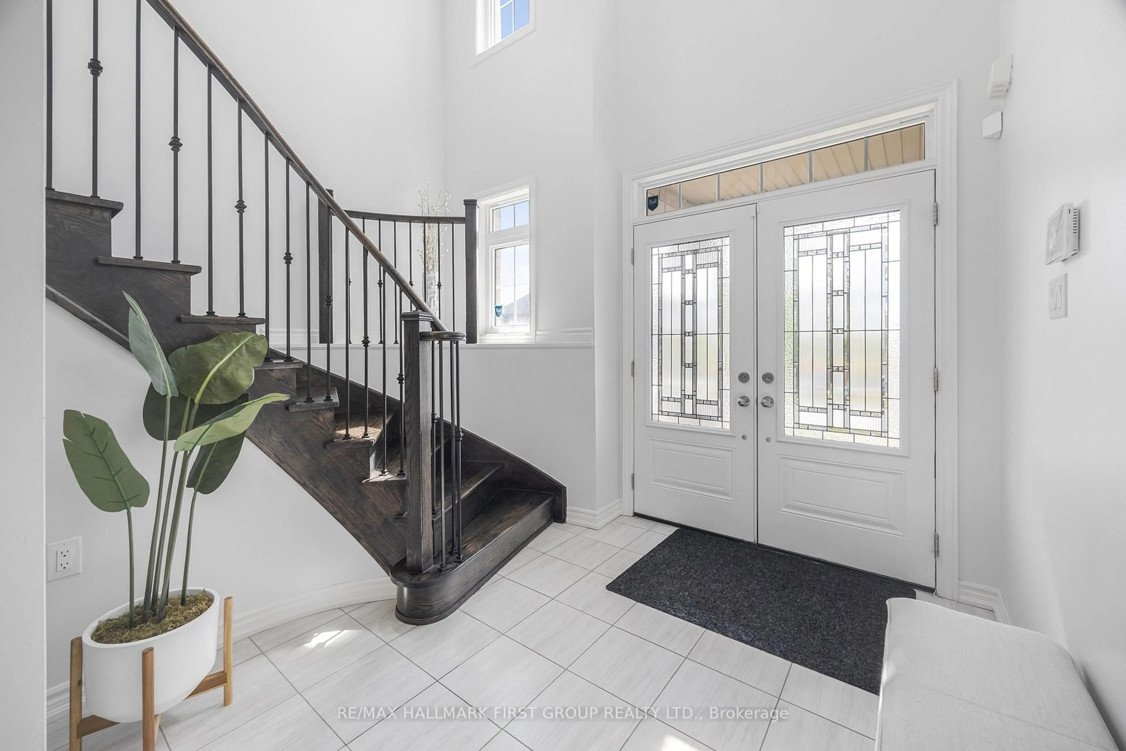 Indoor foyer for 154 Lyle Dr, Clarington Ontario L1C 4M6