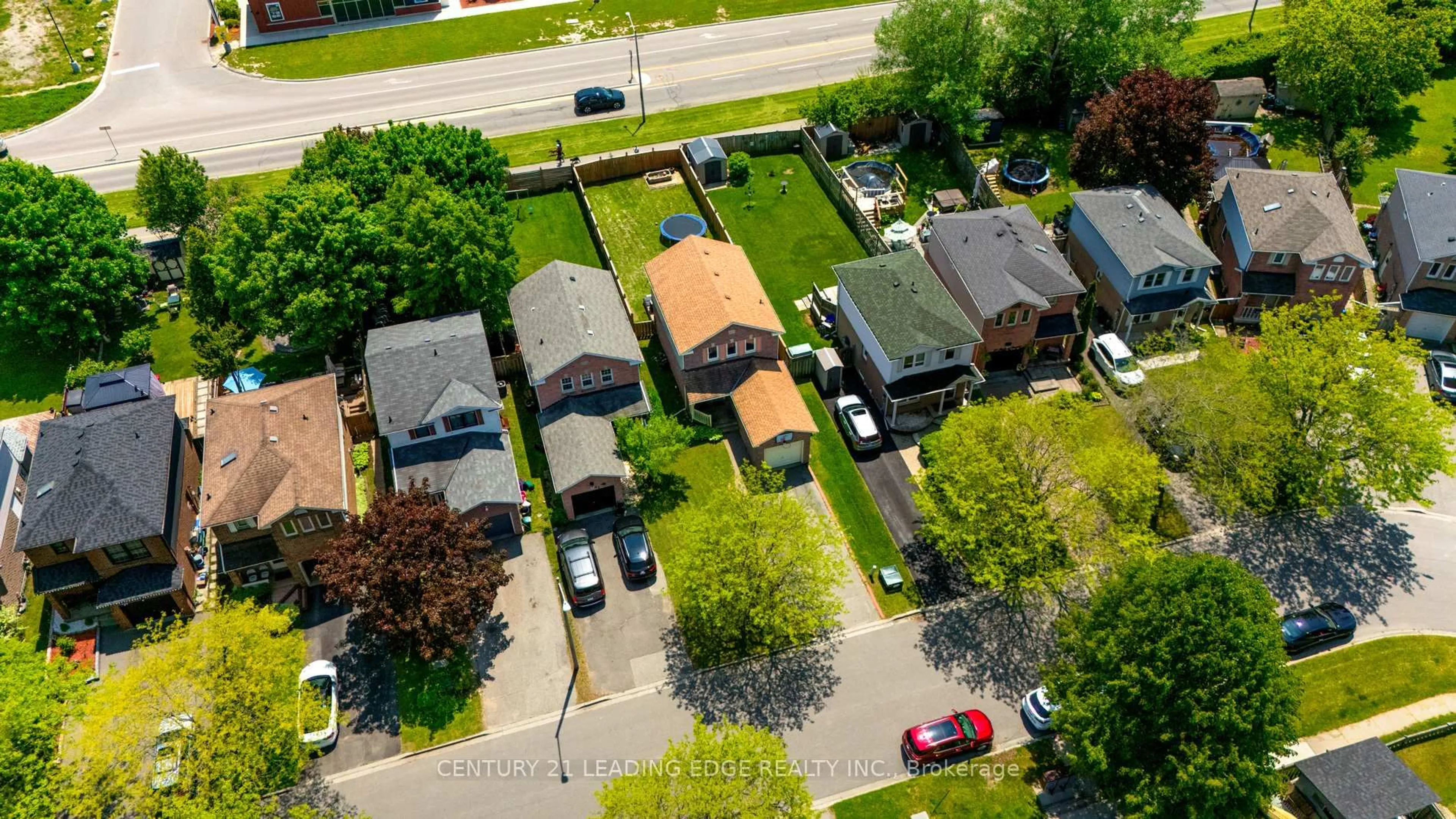 A pic from outside/outdoor area/front of a property/back of a property/a pic from drone, street for 55 Turnberry Cres, Clarington Ontario L1E 1A4