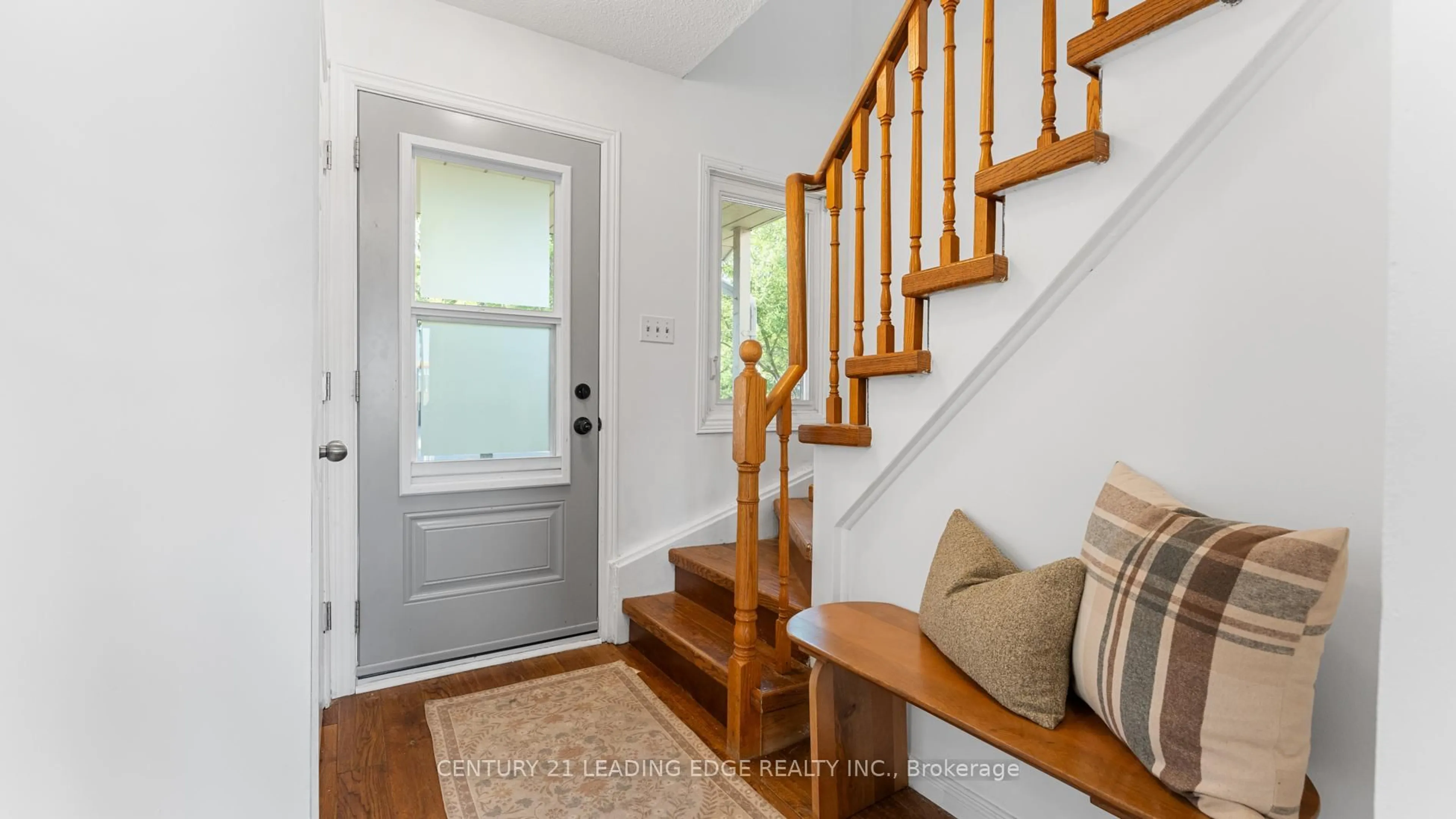 Indoor entryway for 55 Turnberry Cres, Clarington Ontario L1E 1A4