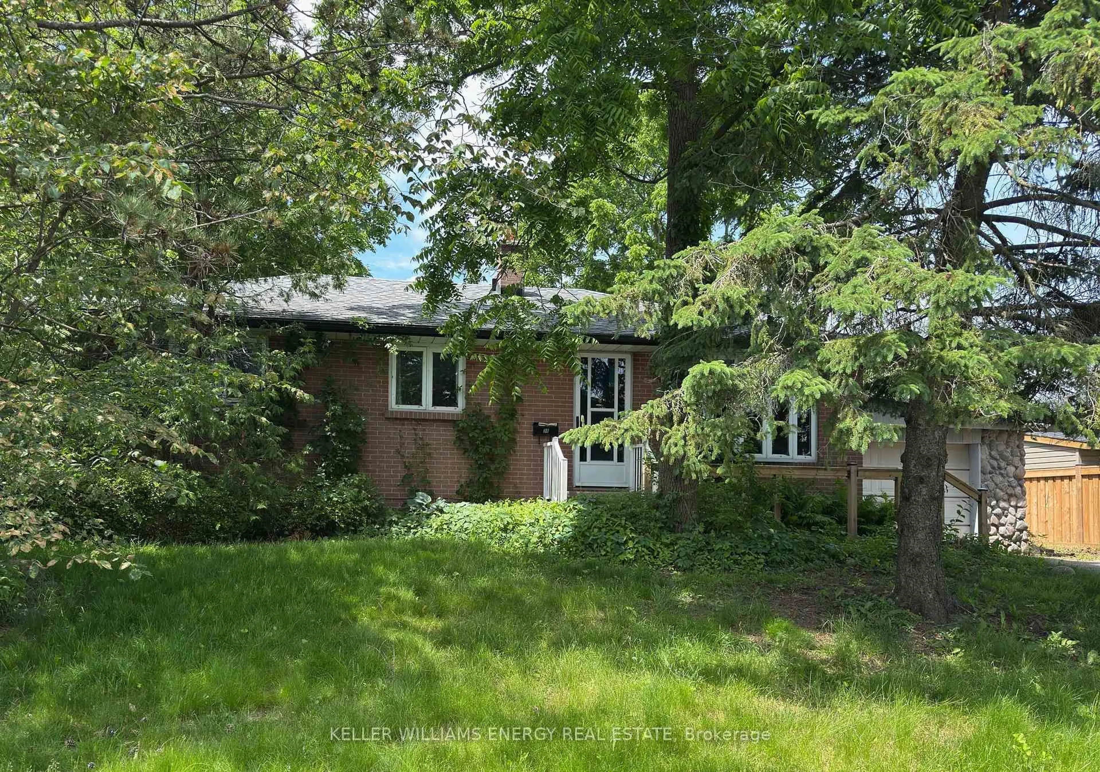 A pic from outside/outdoor area/front of a property/back of a property/a pic from drone, street for 38 Ferguson Ave, Whitby Ontario L1M 1A6