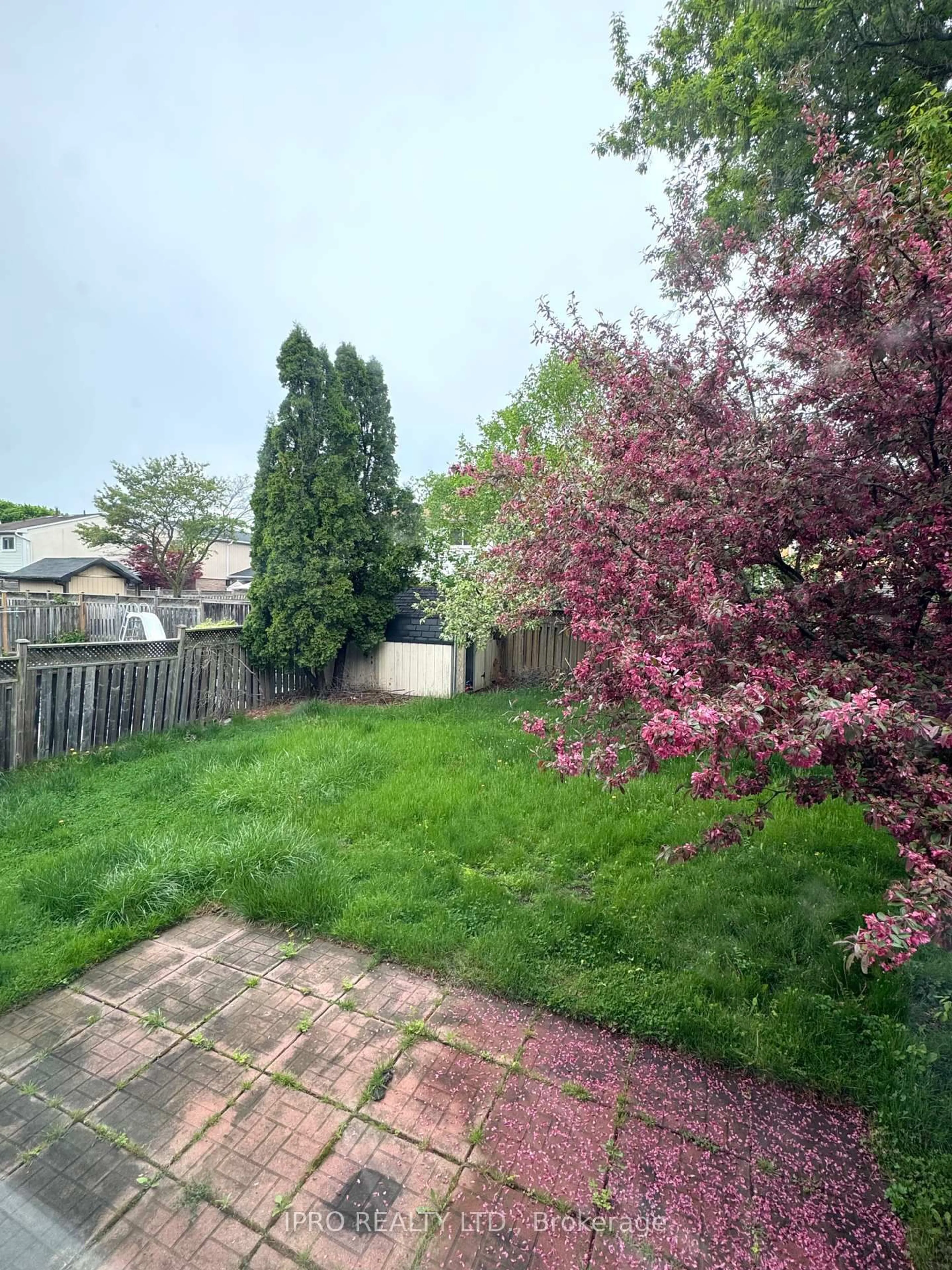 Patio, unknown for 14 Pilkington Cres, Whitby Ontario L1N 6E9