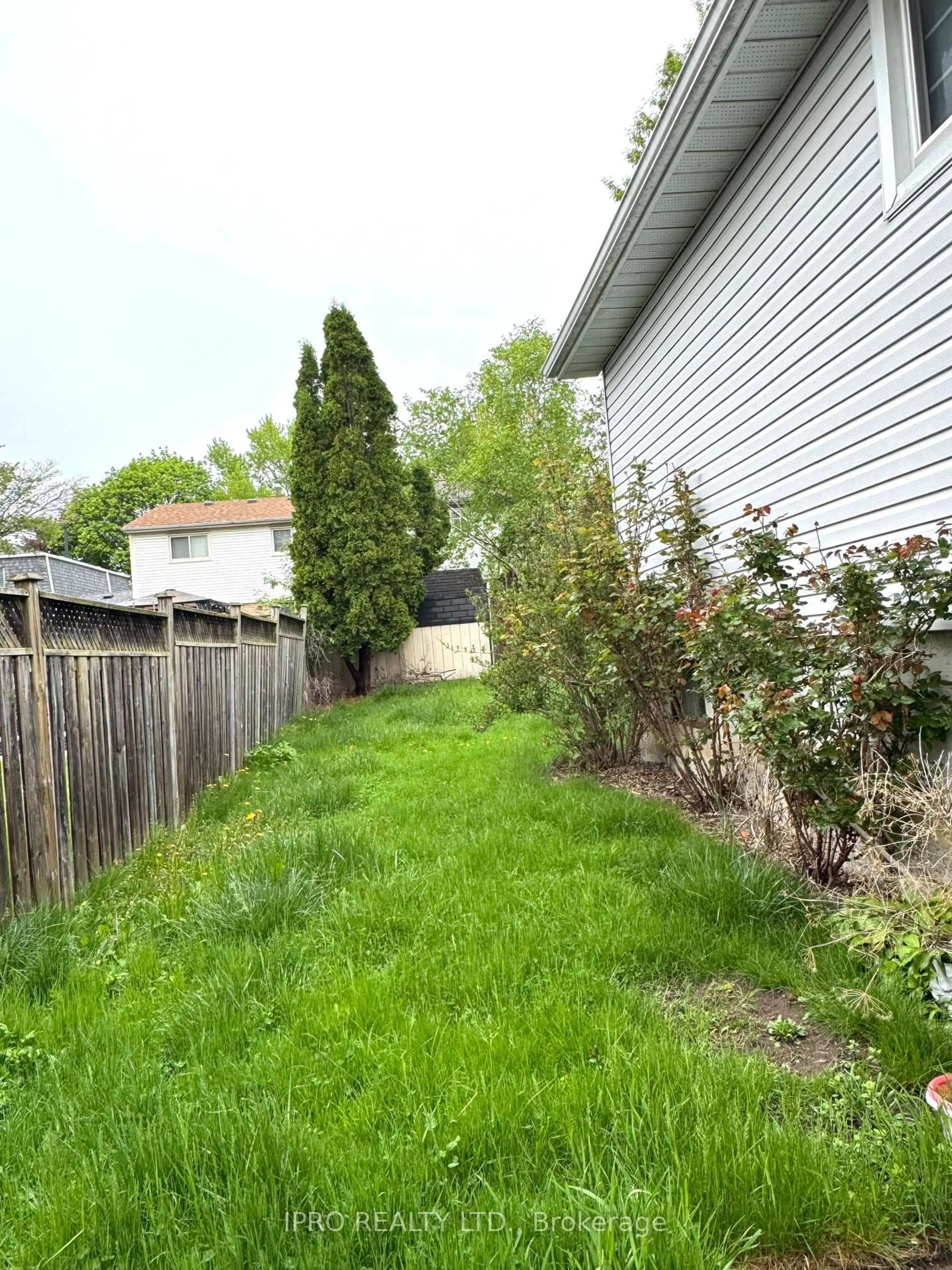 Unknown for 14 Pilkington Cres, Whitby Ontario L1N 6E9