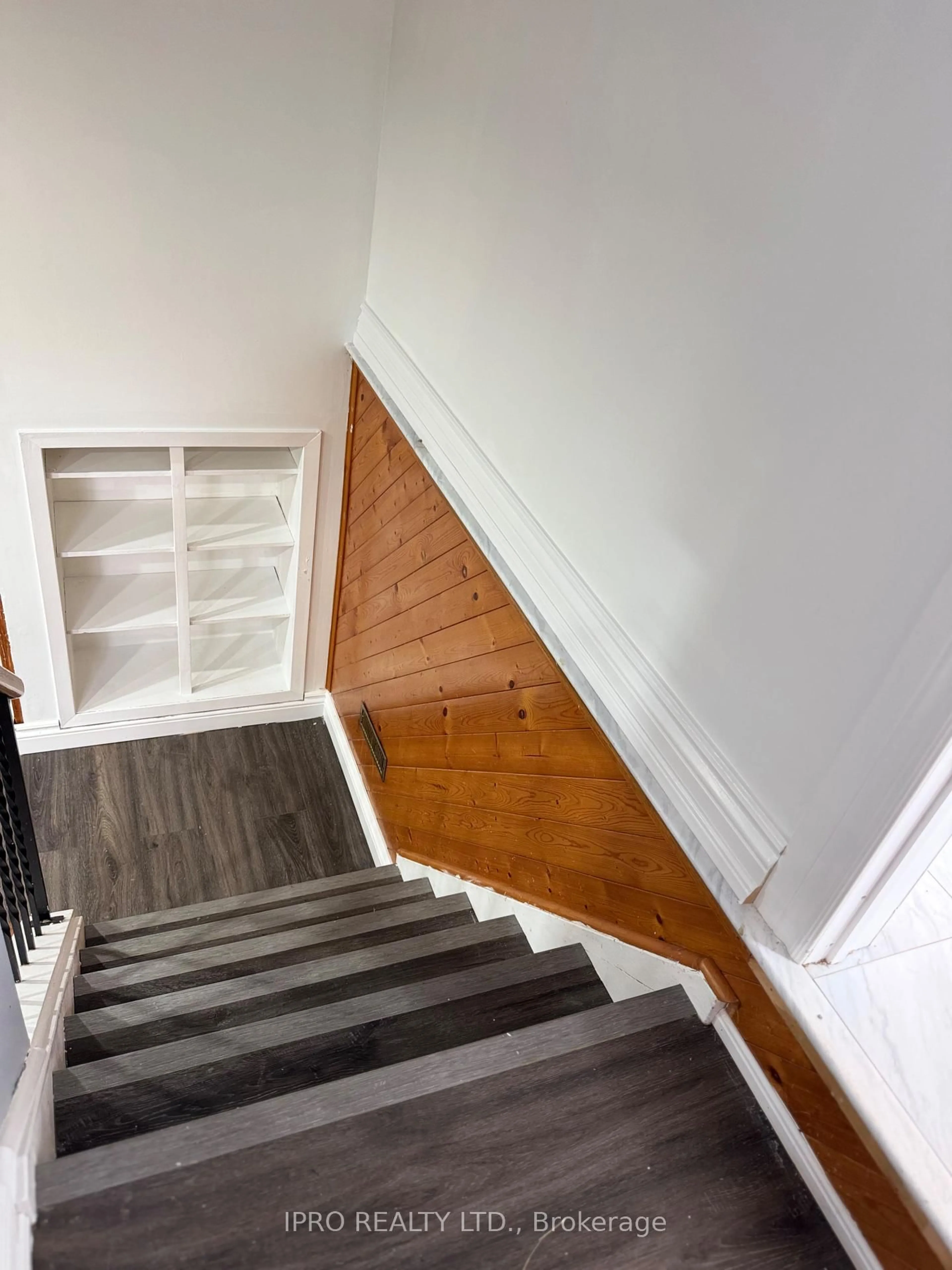 Stairs for 14 Pilkington Cres, Whitby Ontario L1N 6E9