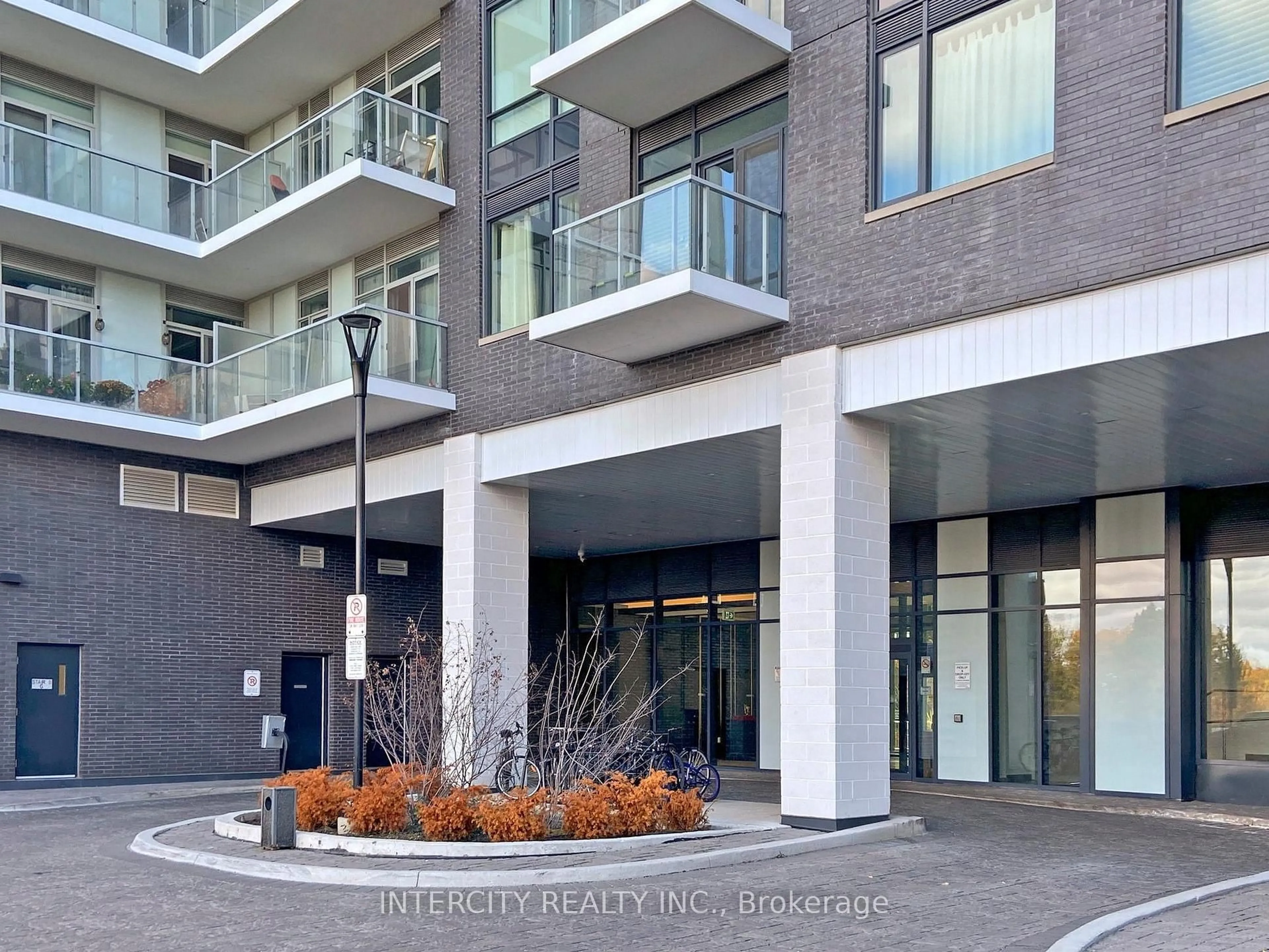Indoor foyer for 3220 Sheppard Ave #203, Toronto Ontario M1T 3K3