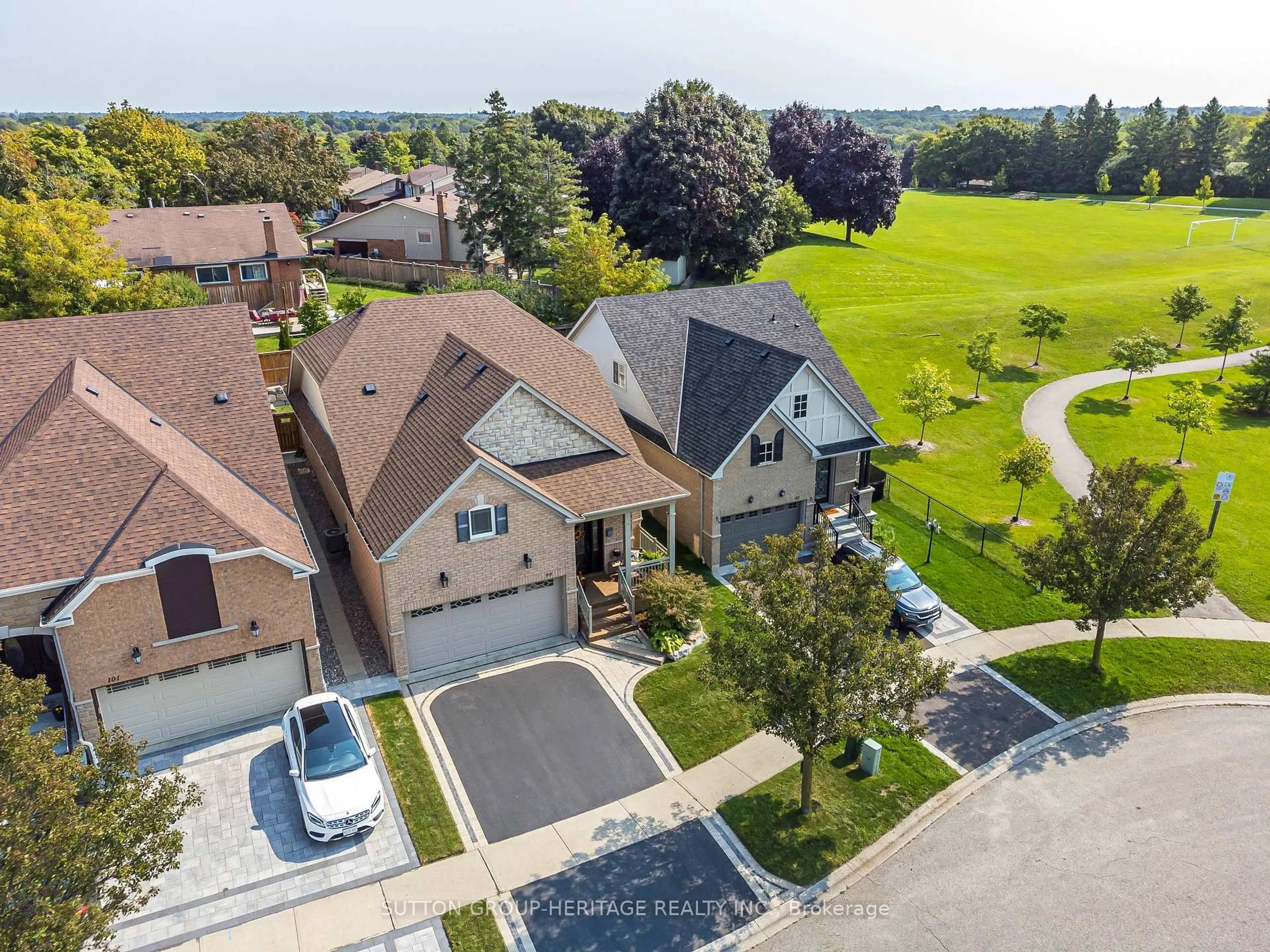 A pic from outside/outdoor area/front of a property/back of a property/a pic from drone, street for 99 Mackey Dr, Whitby Ontario L1P 1R5