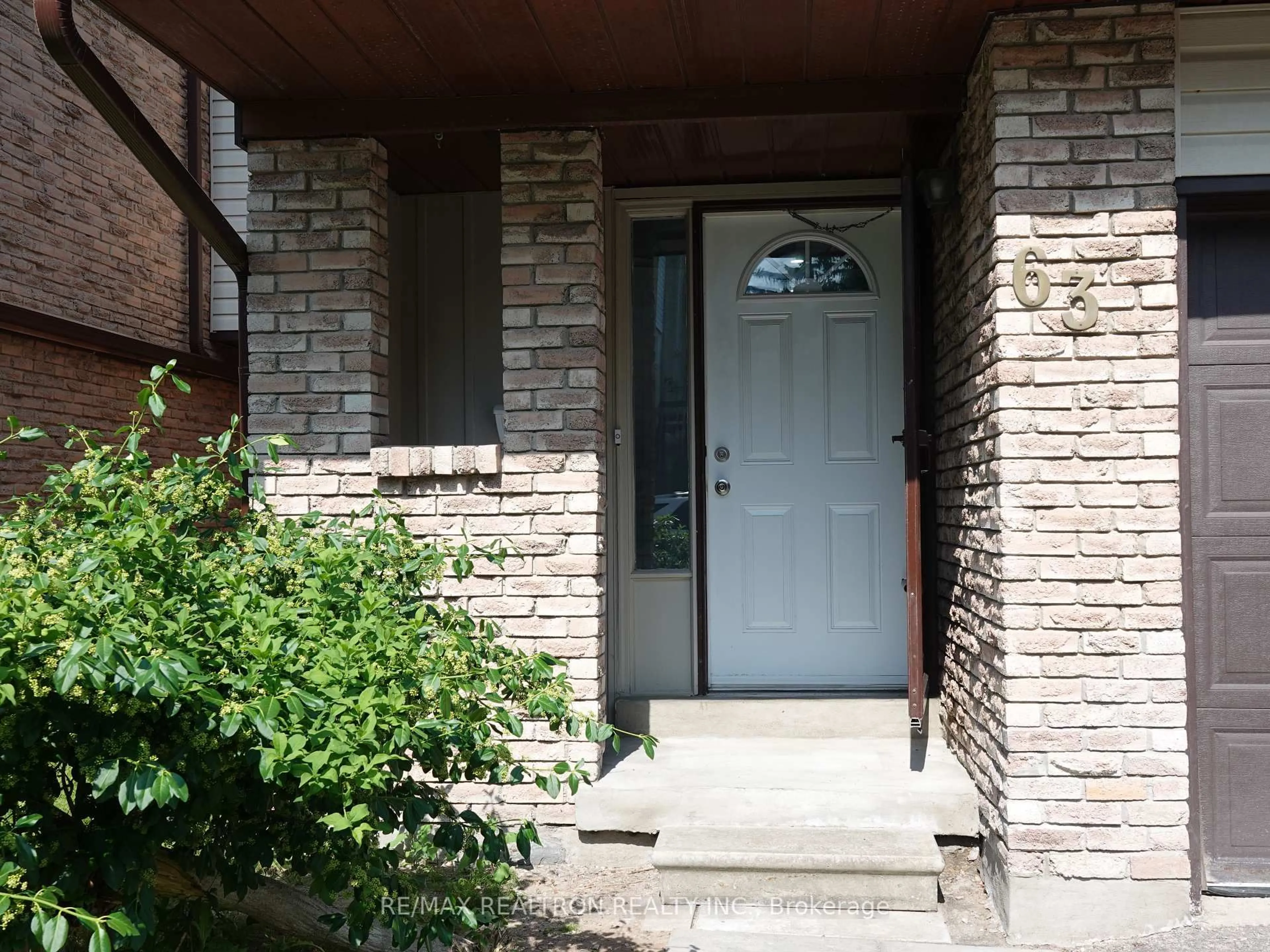 Indoor entryway for 1330 Trowbridge Dr #63, Oshawa Ontario L1G 7L1