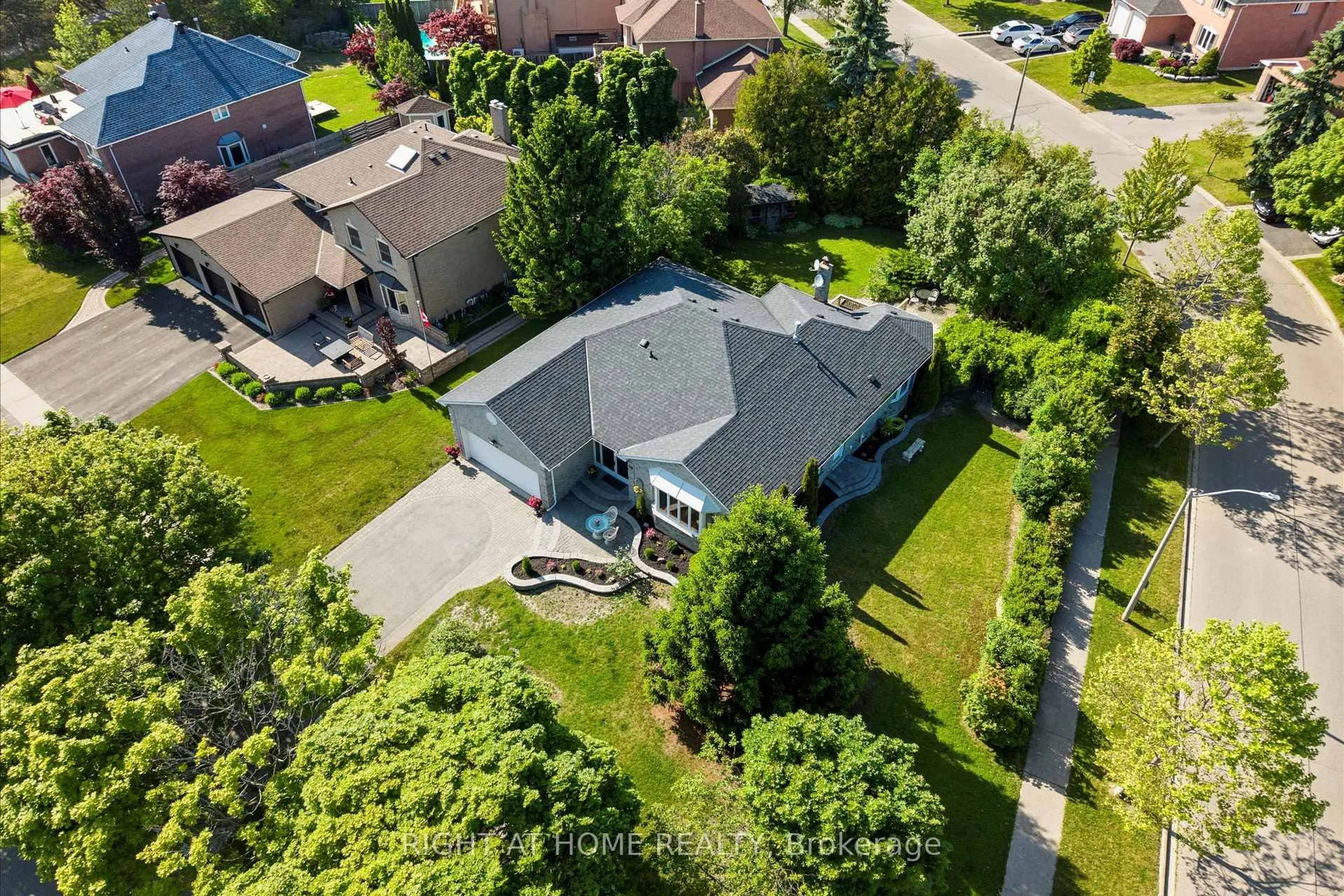 A pic from outside/outdoor area/front of a property/back of a property/a pic from drone, street for 94 Lake Driveway Way, Ajax Ontario L1S 4T2